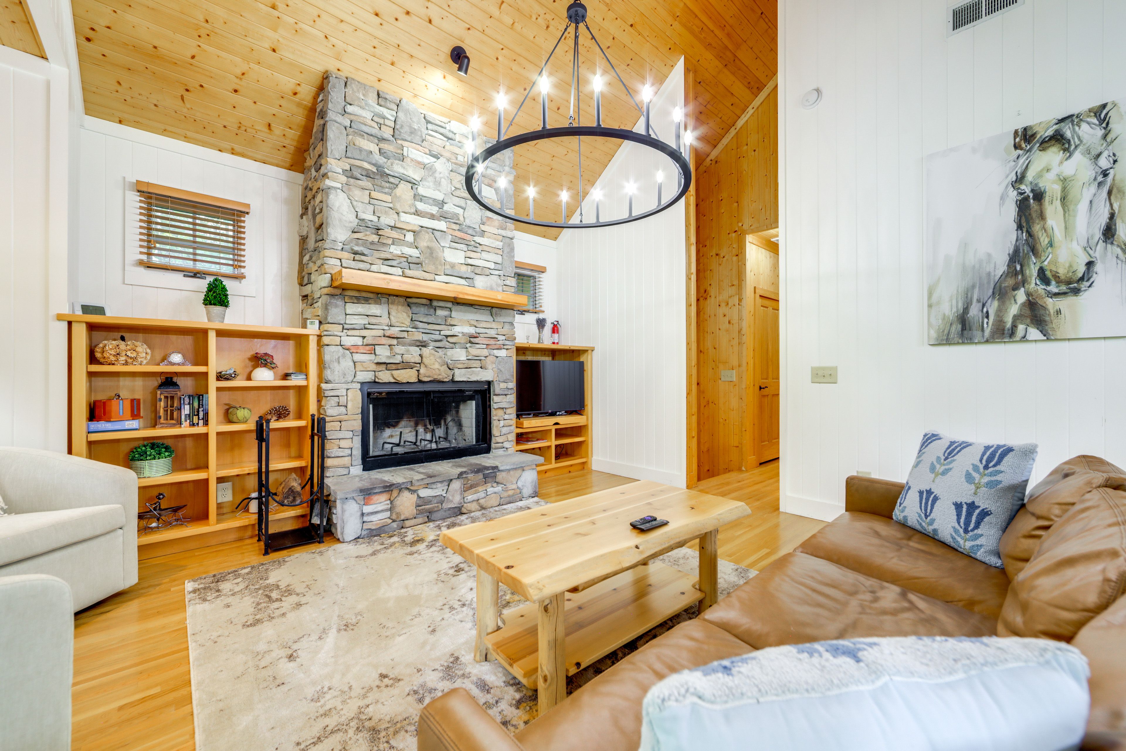 Living Room | 2nd Floor | Wood-Burning Fireplace | Smart TV | Free WiFi