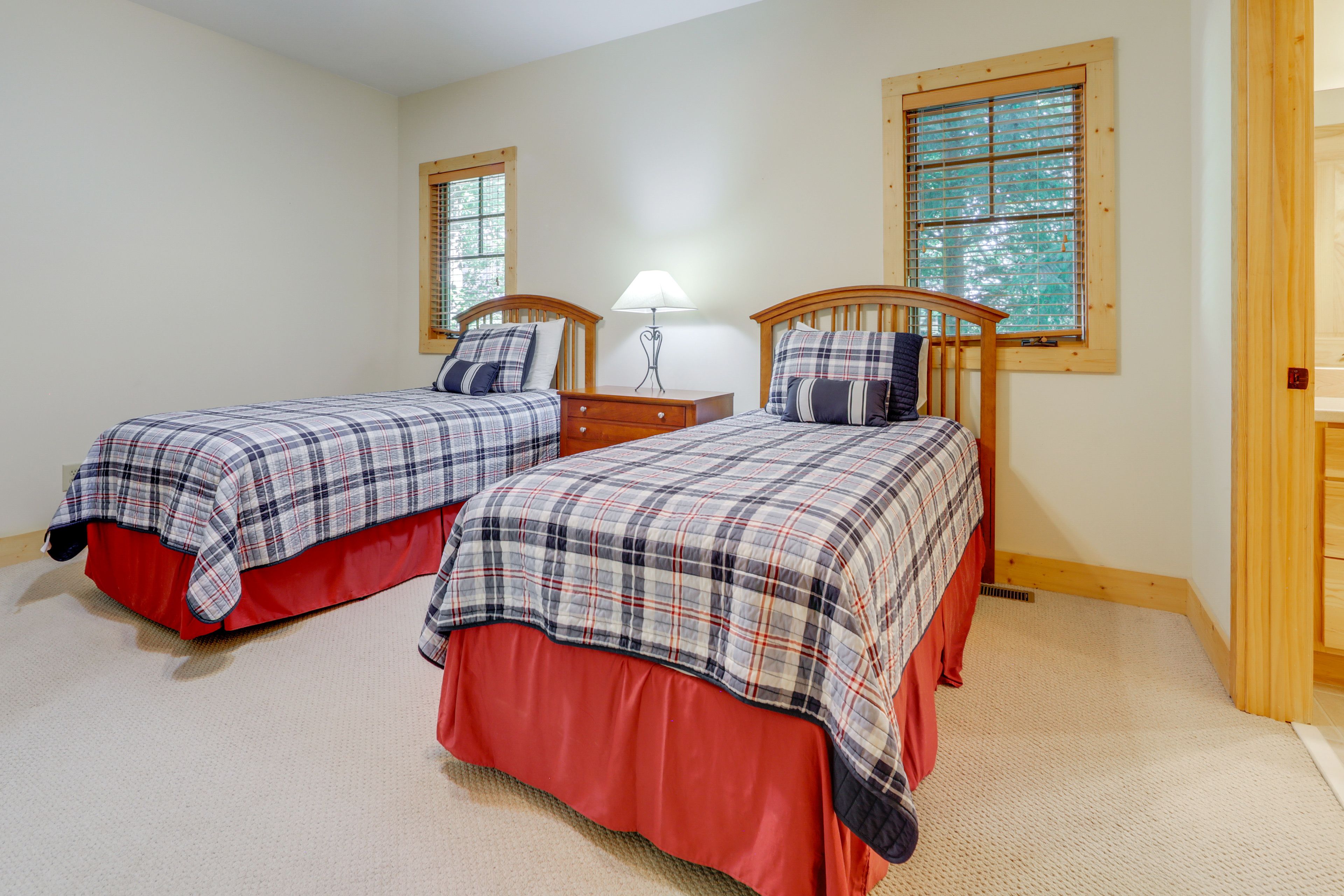 Bedroom 3 | 1st Floor | 2 Twin Beds | Smart TV