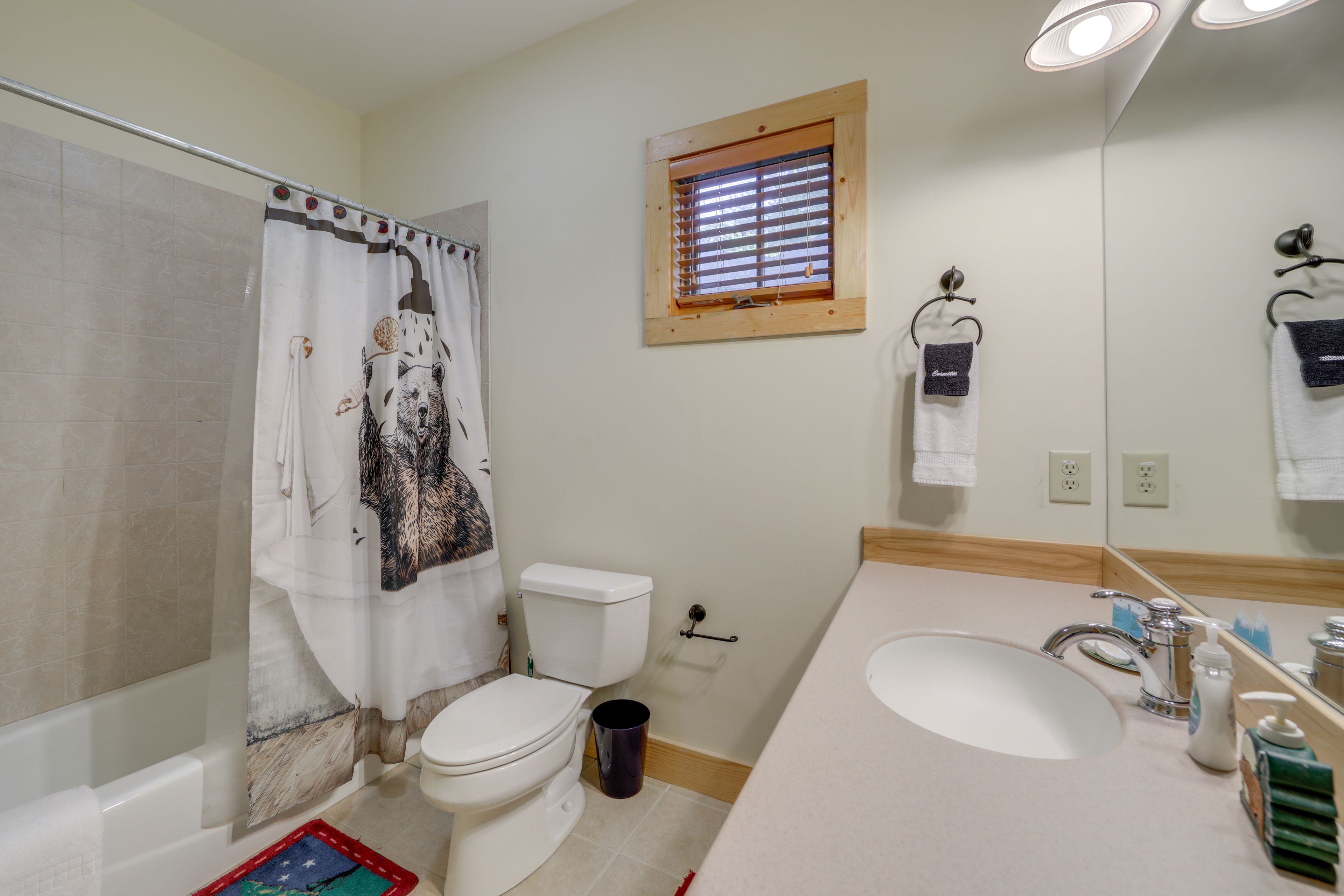 Full Bathroom | 1st Floor | Complimentary Toiletries