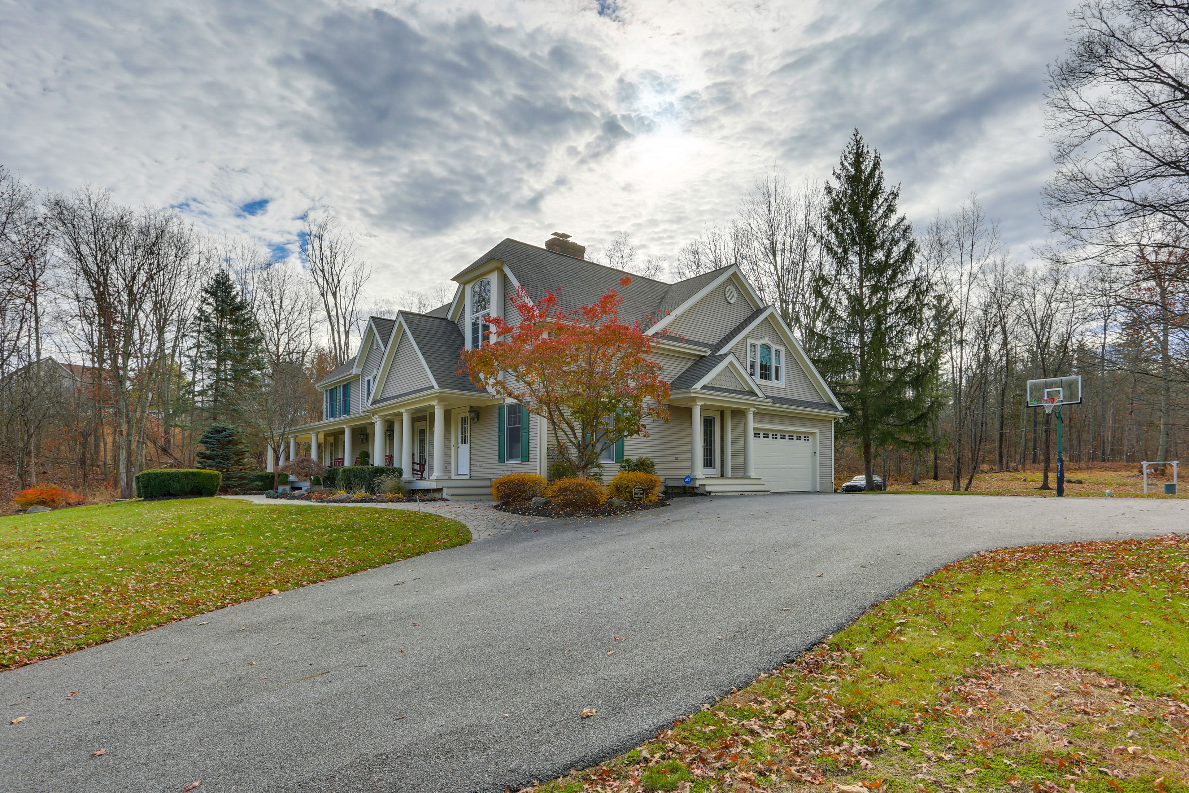 Parking | Driveway (8 Vehicles)