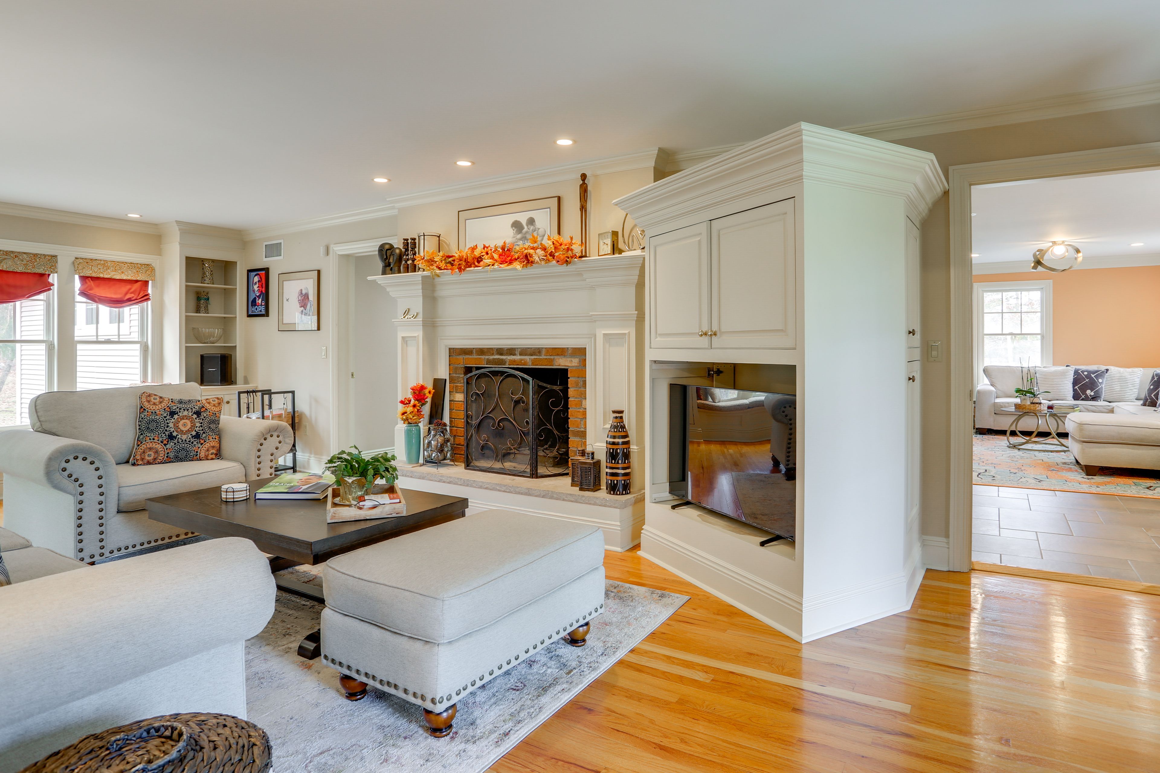 Living Room | Smart TV | Free WiFi | Gas Fireplace | 1st Floor