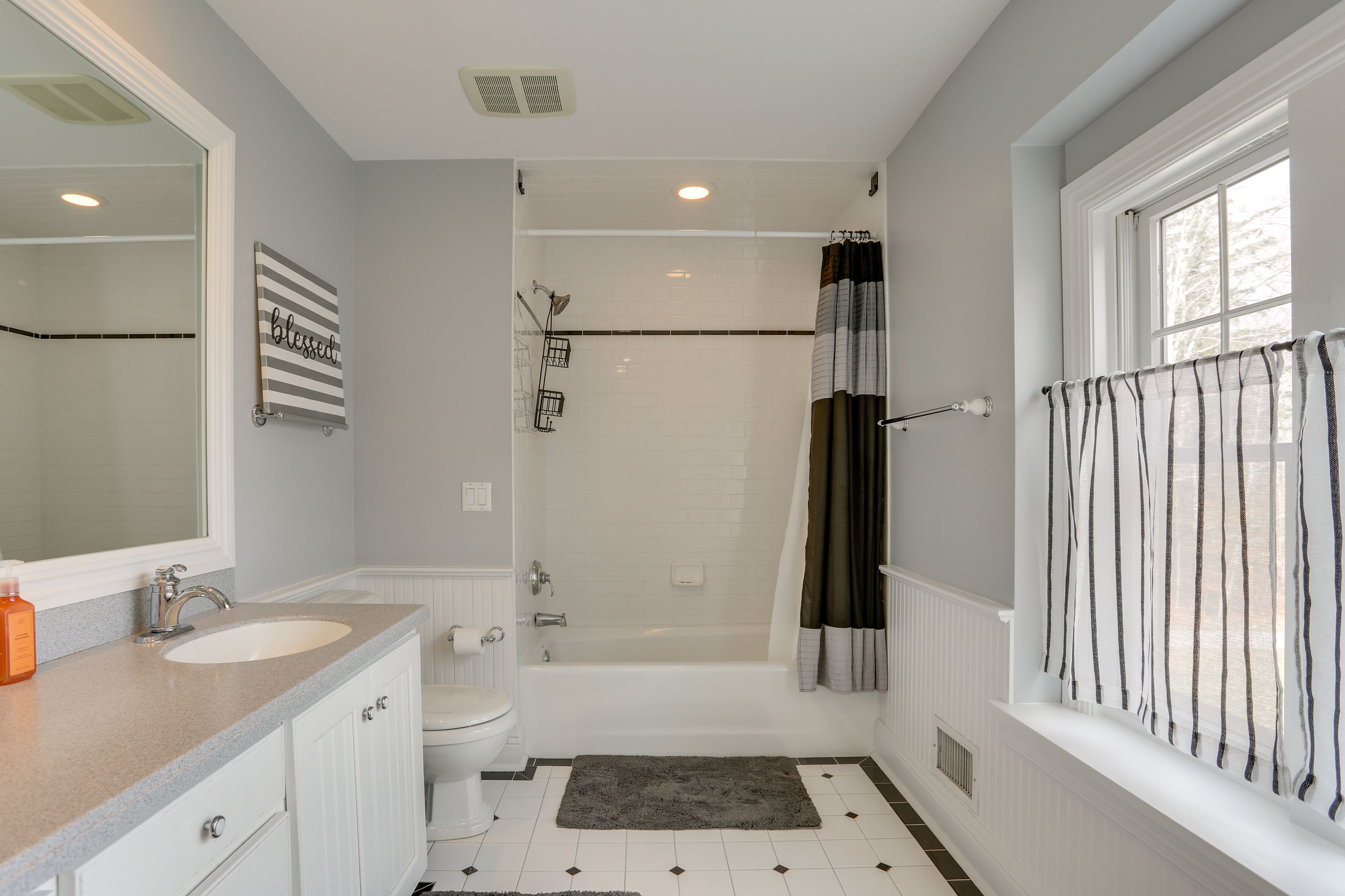 Full Bathroom | 2nd Floor