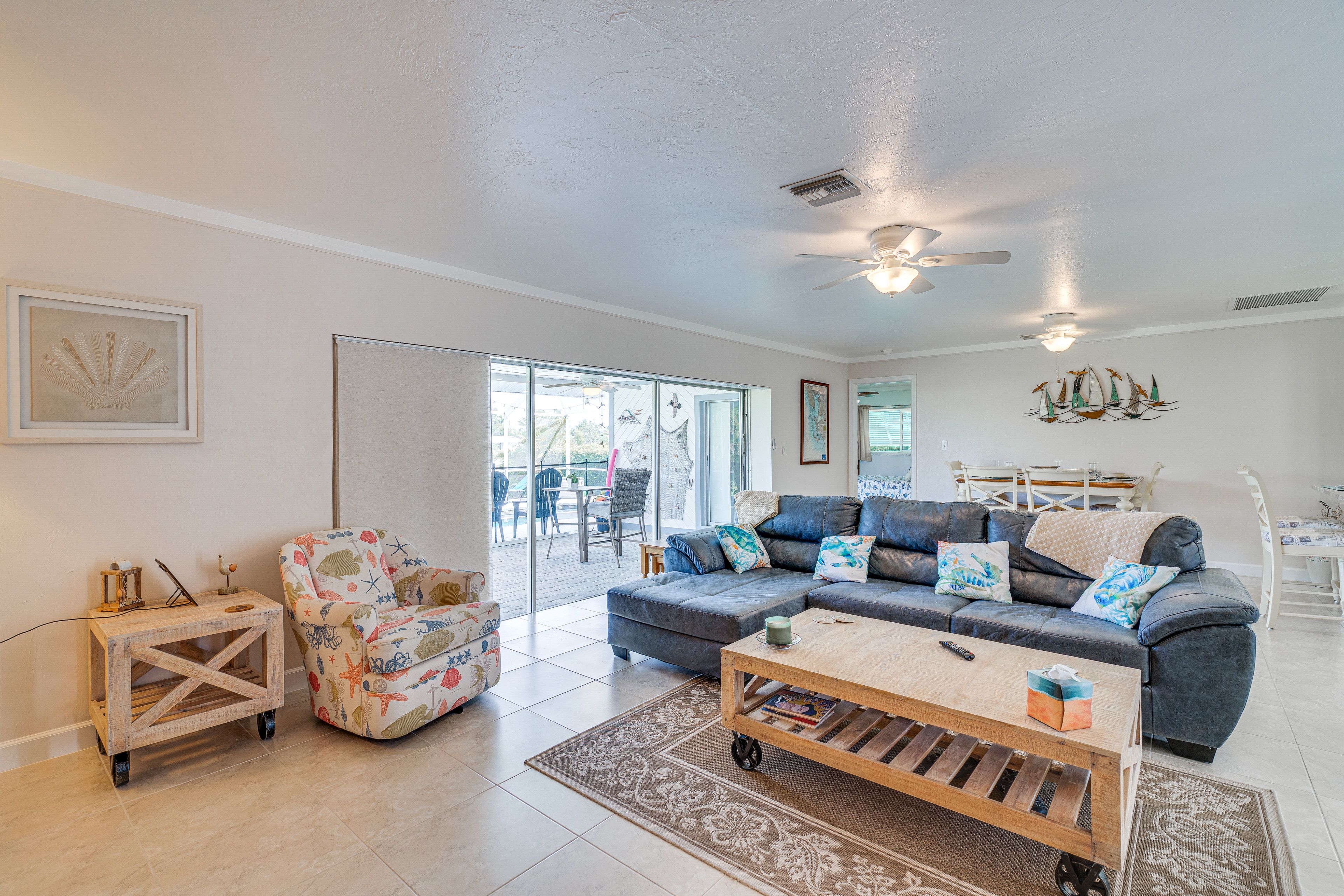 Living Room | Flat-Screen TV | Free WiFi