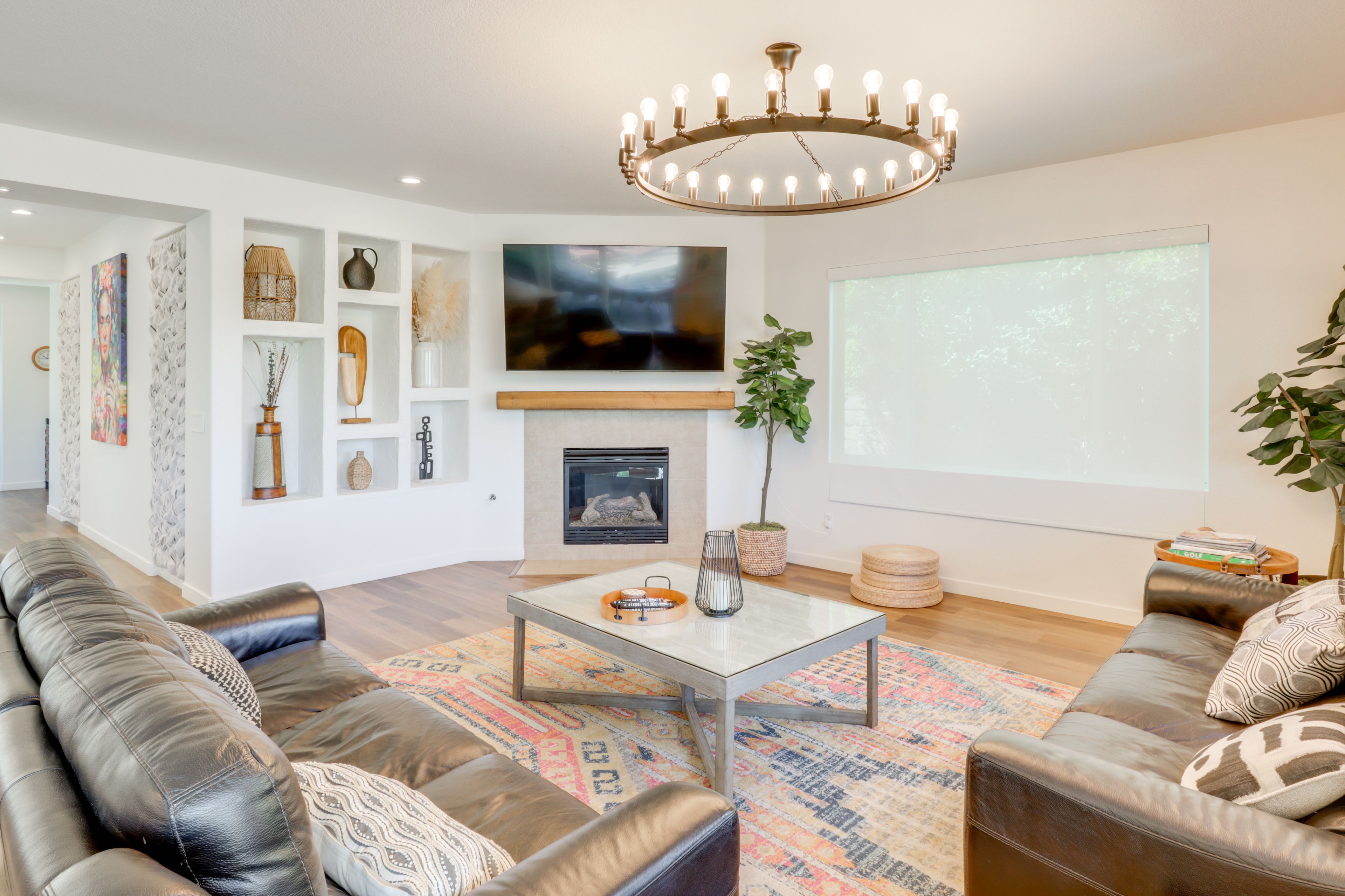 Living Room | Free WiFi | Fireplace