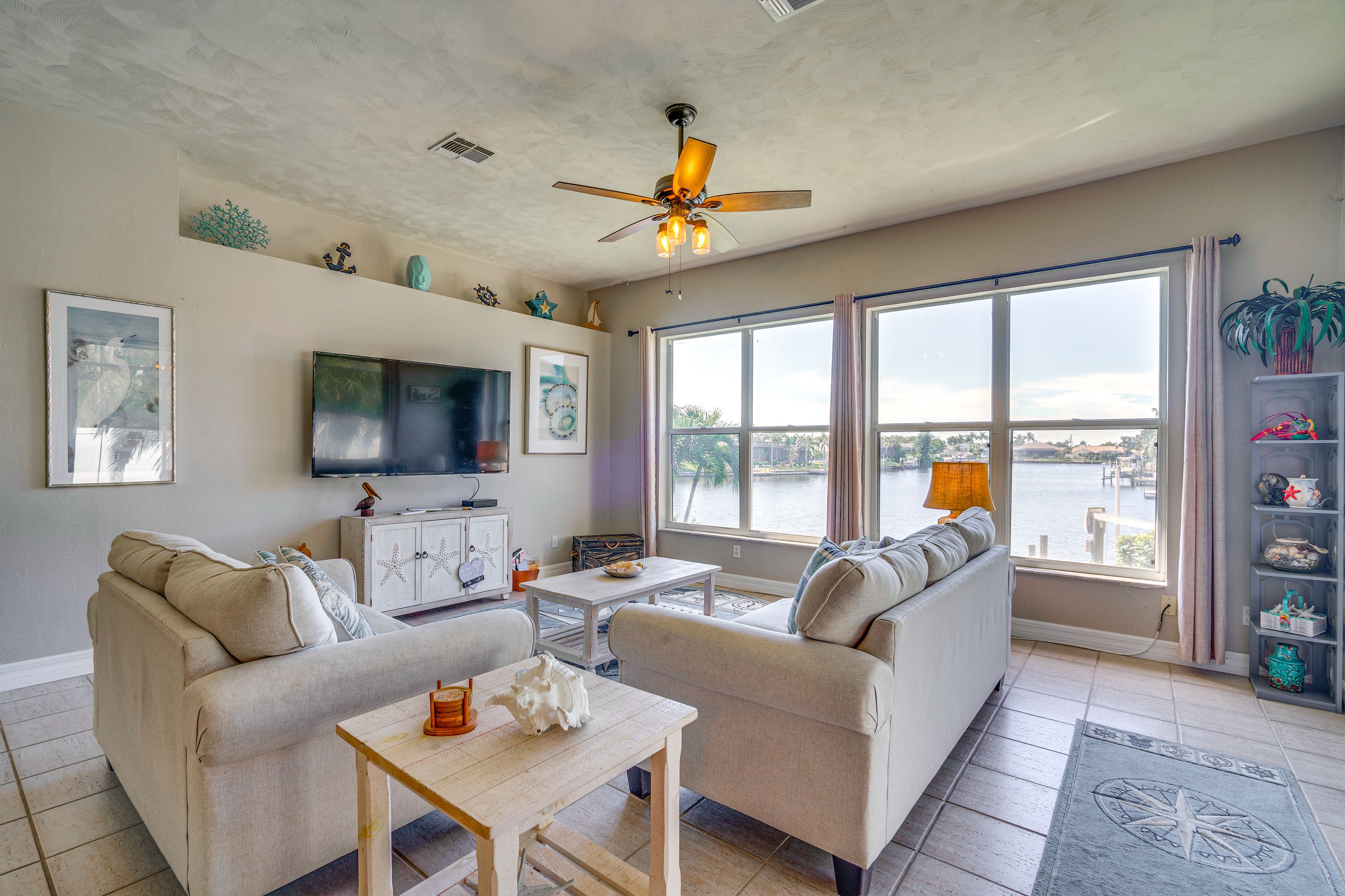 Living Room | Free WiFi | Smart TV | Central A/C | Water Views