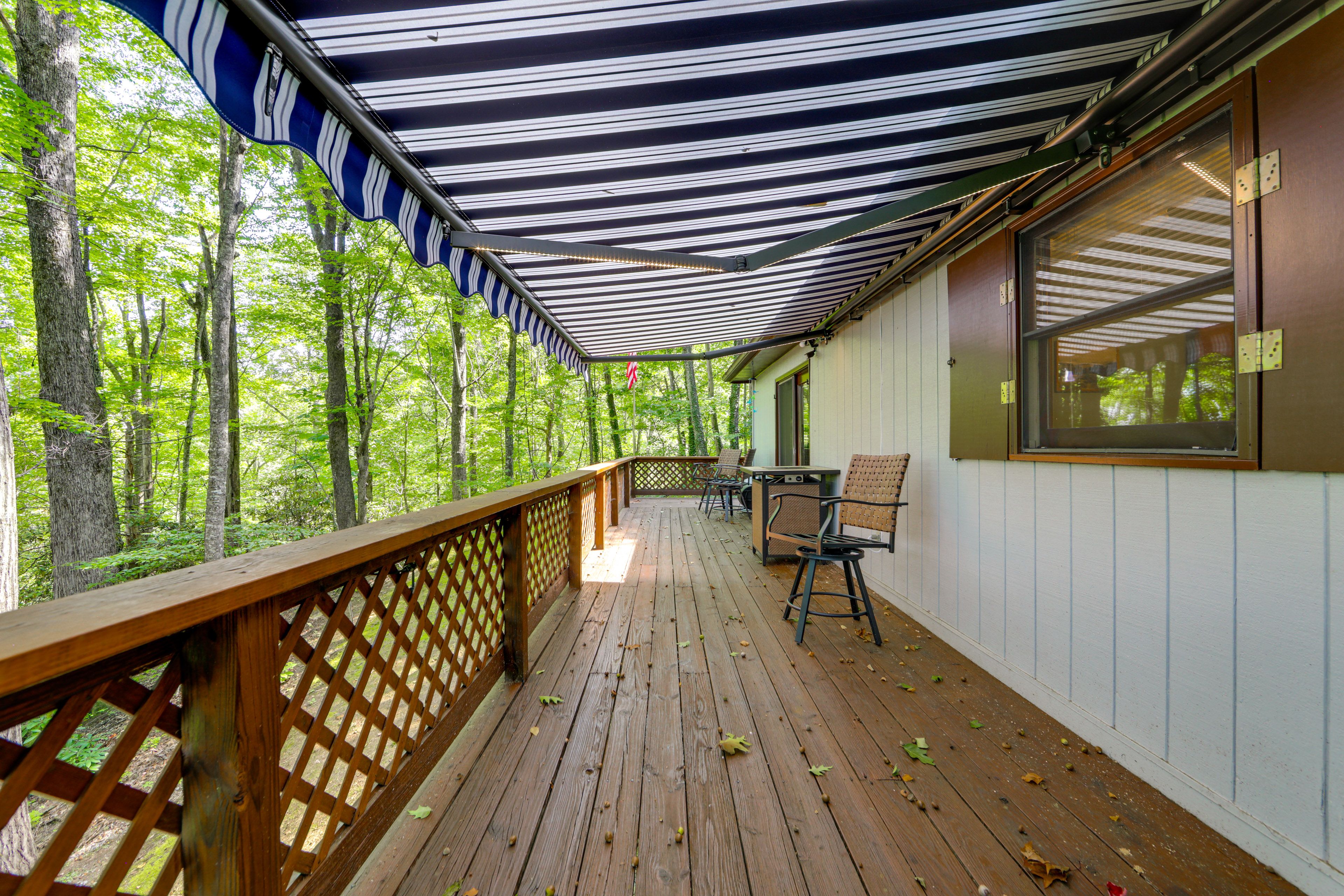 Wraparound Deck w/ Seating | Grill