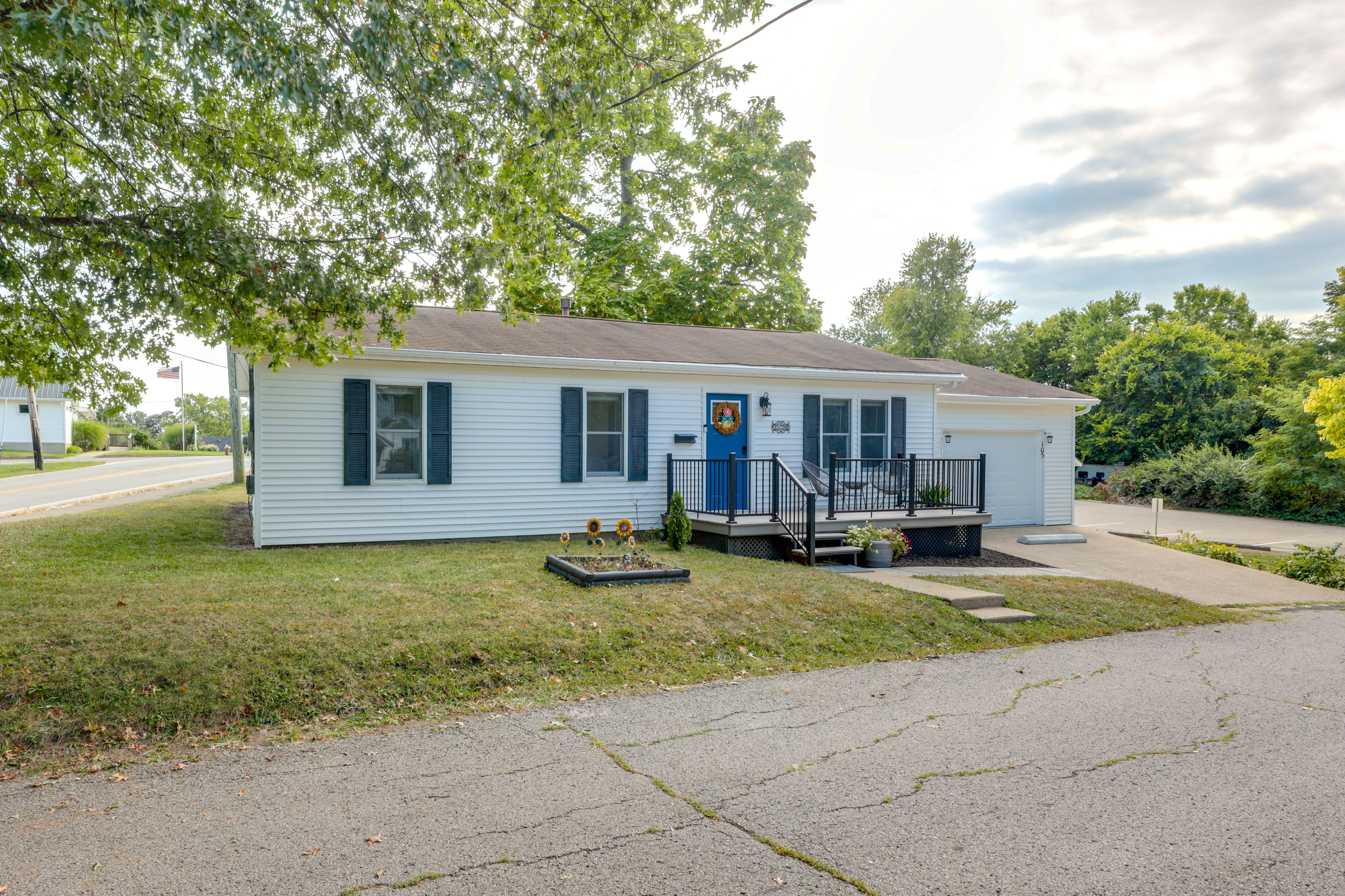 Property Exterior | Driveway (3 Vehicles)