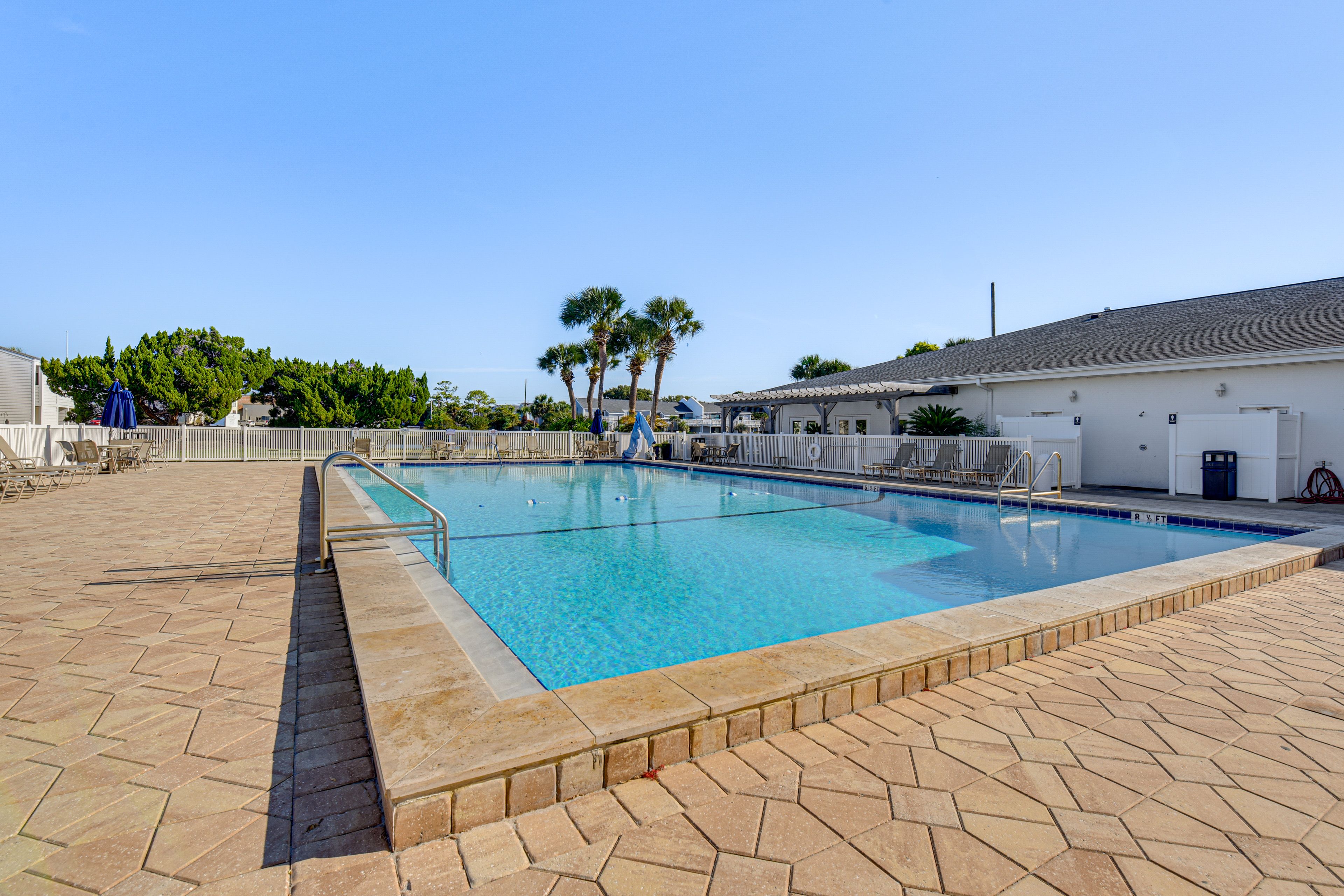 Shoreline Towers | Community Pool