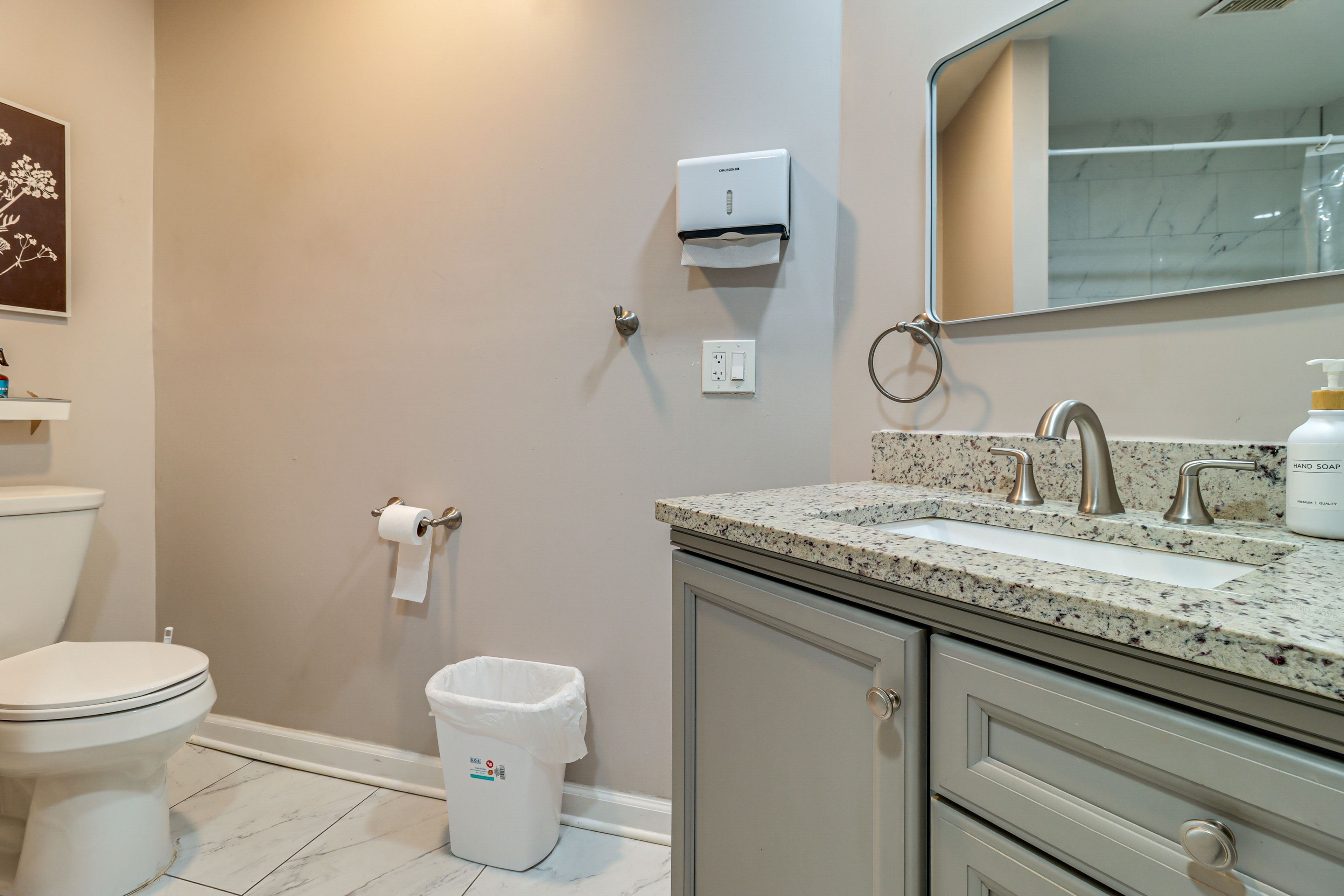Full Bathroom | Towels Provided | 2nd Floor