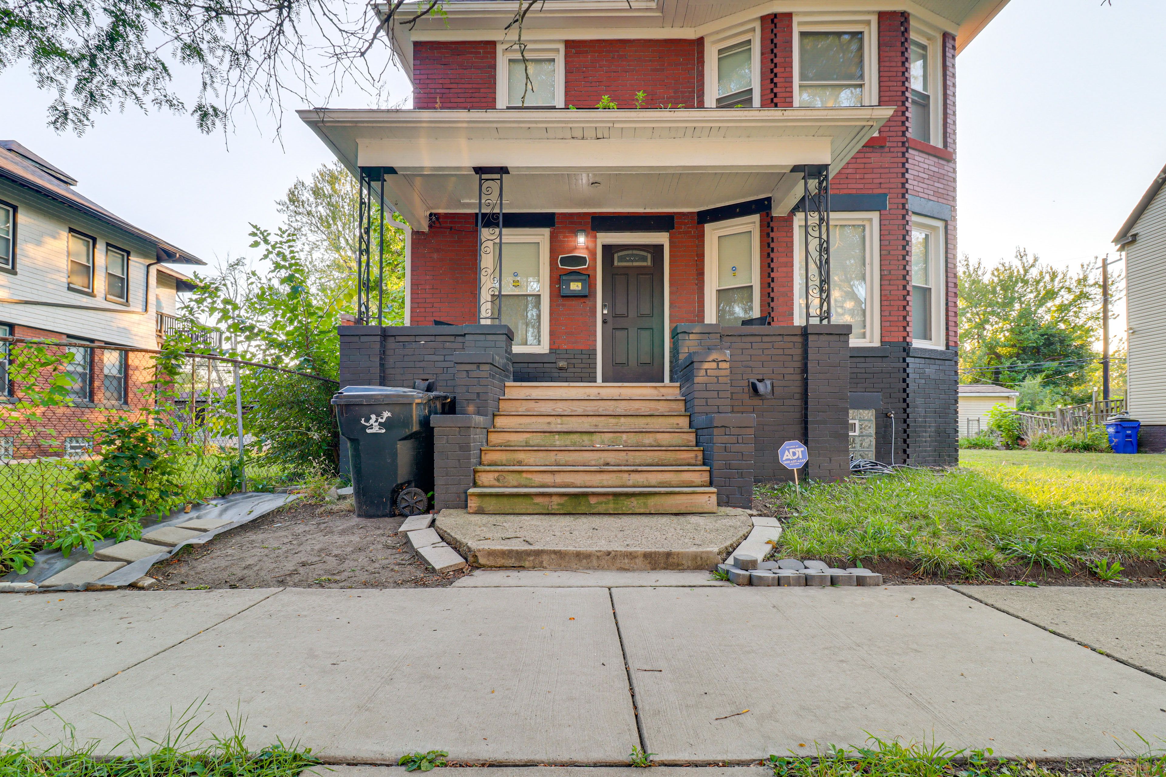 House Exterior | Street Parking