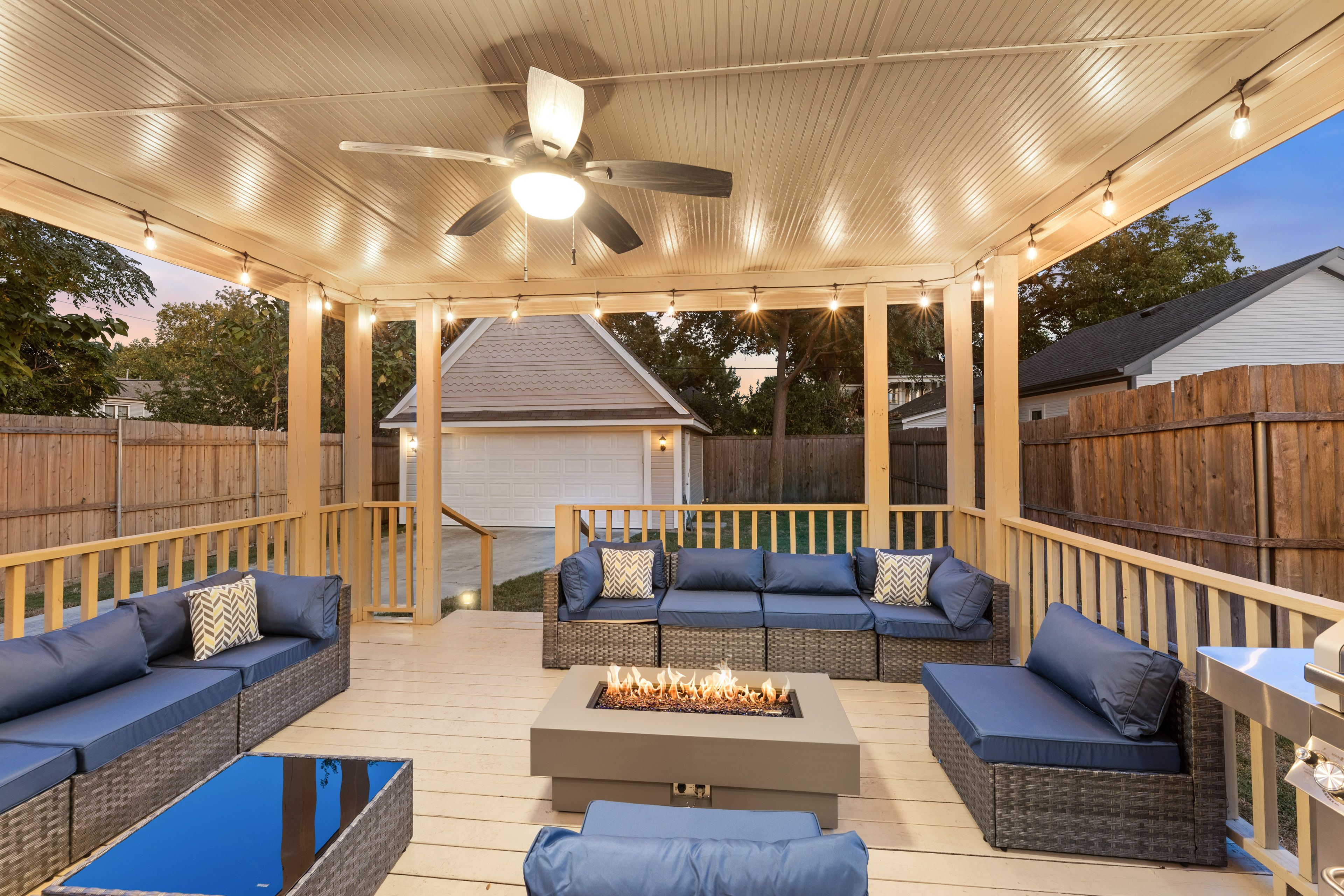 Deck | 1st Floor | Smart TV | Gas Grill | Fire Table