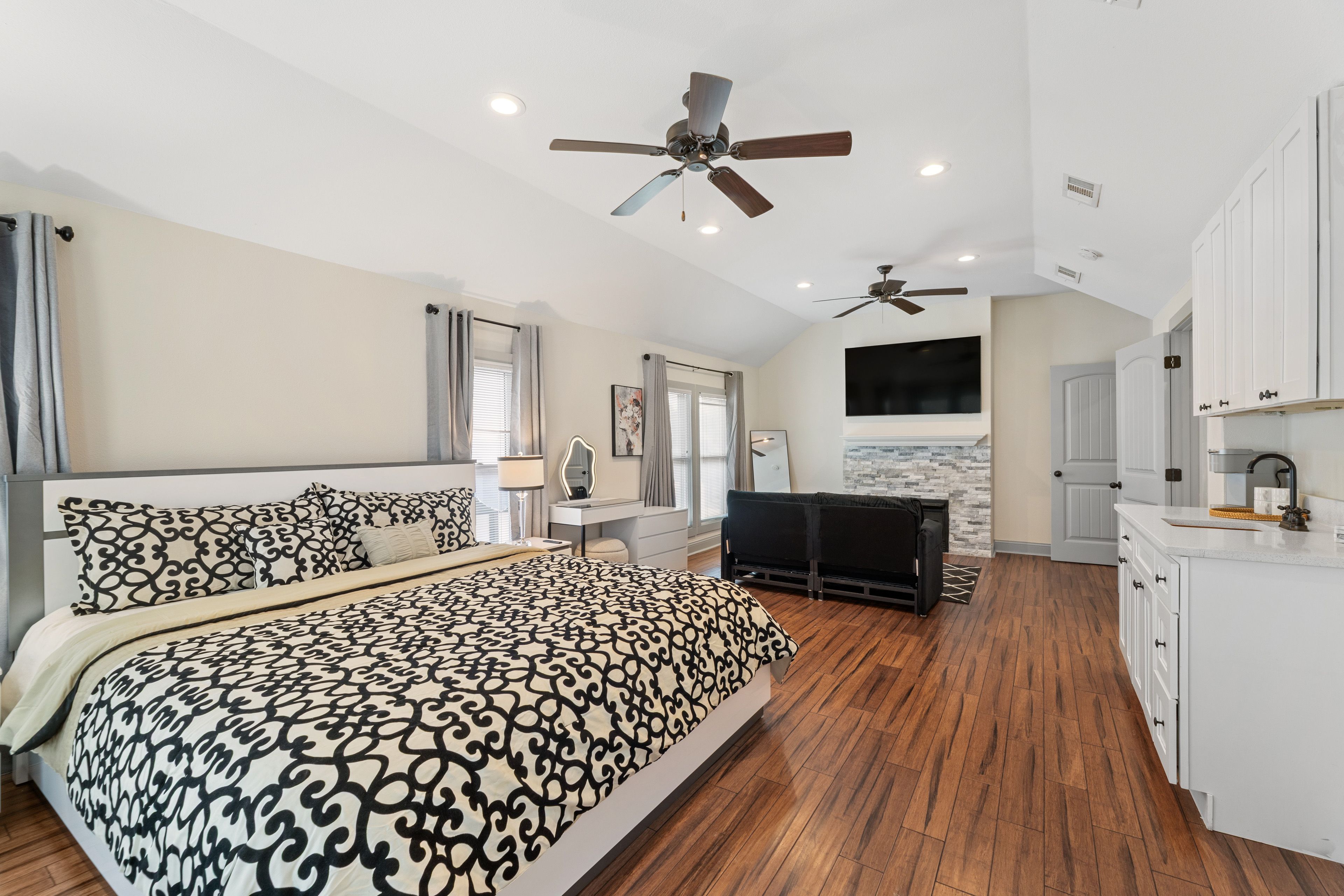 Bedroom 1 | King Bed