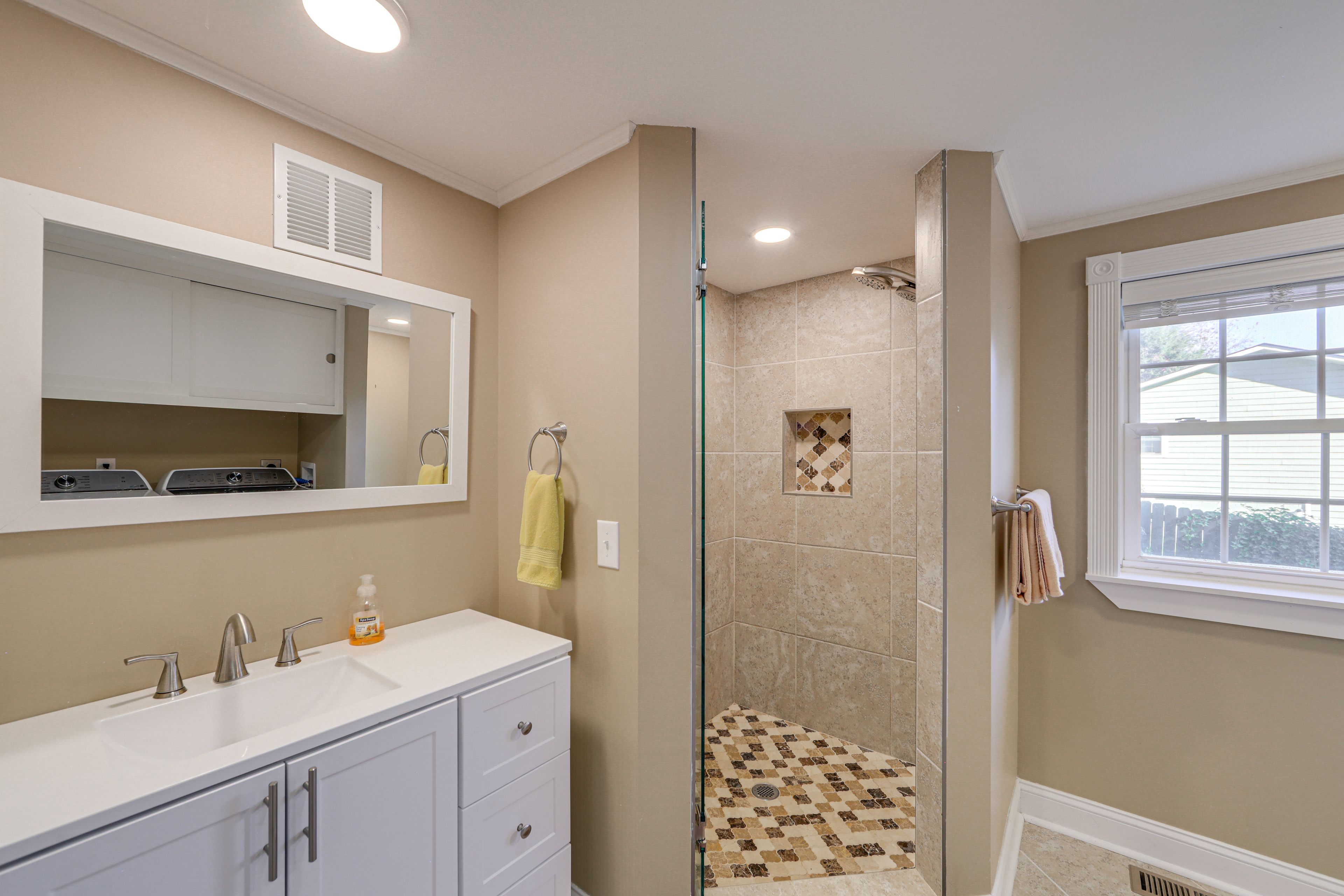 Full Bathroom | Complimentary Toiletries