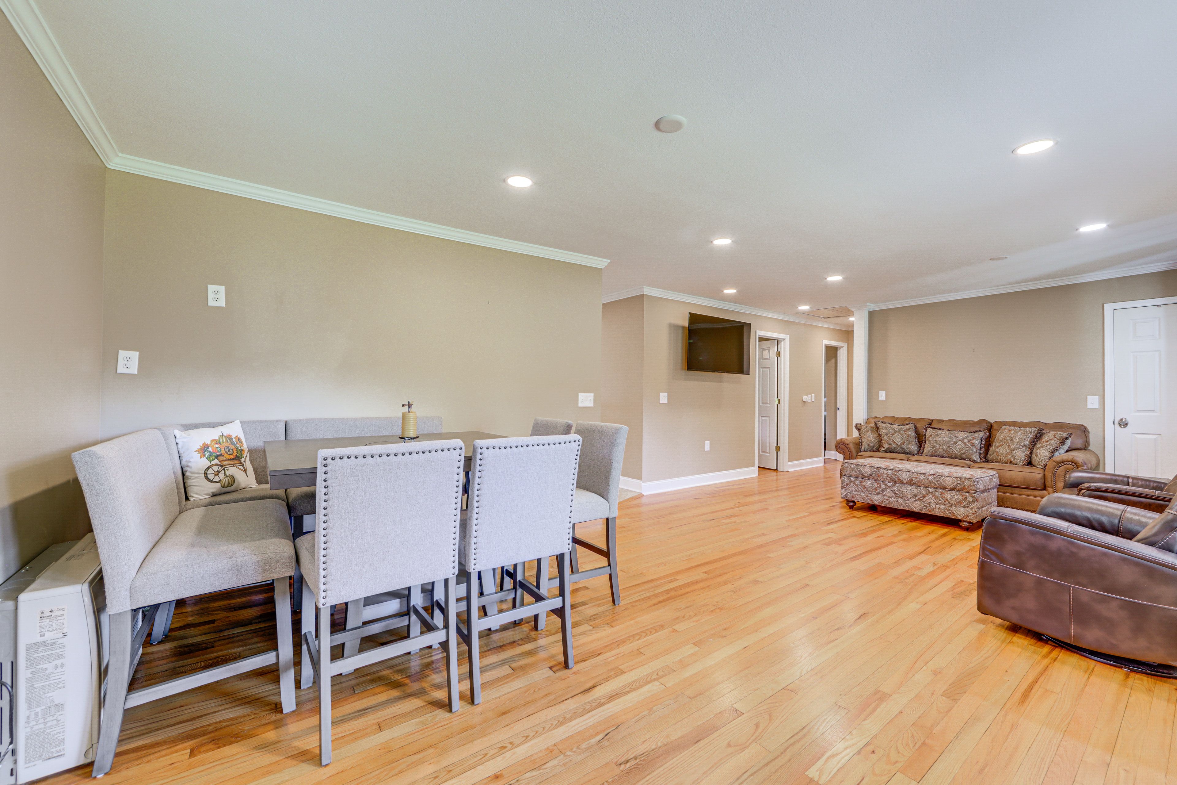 Living Space | Free WiFi | Central A/C & Heating