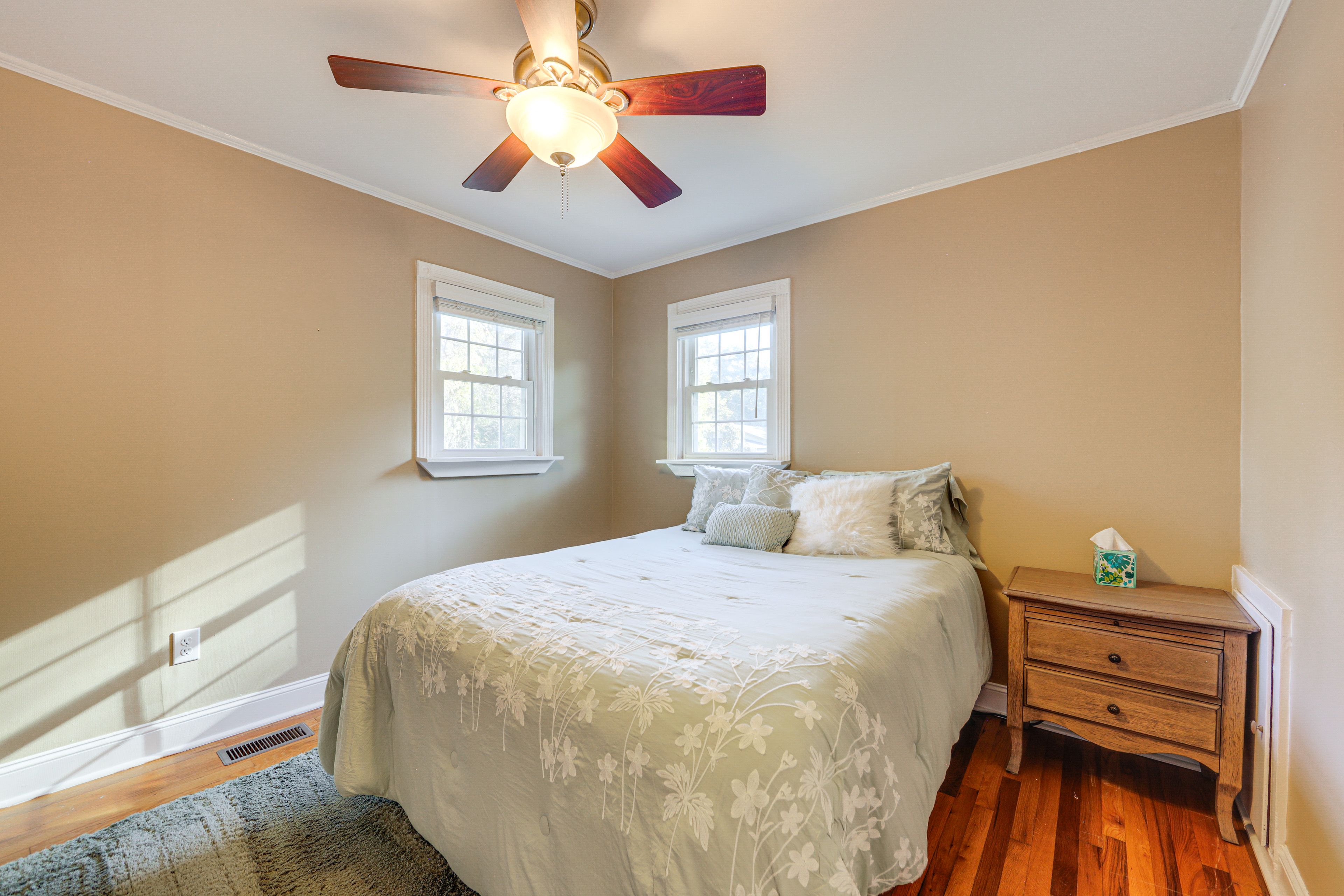 Bedroom 3 | Queen Bed