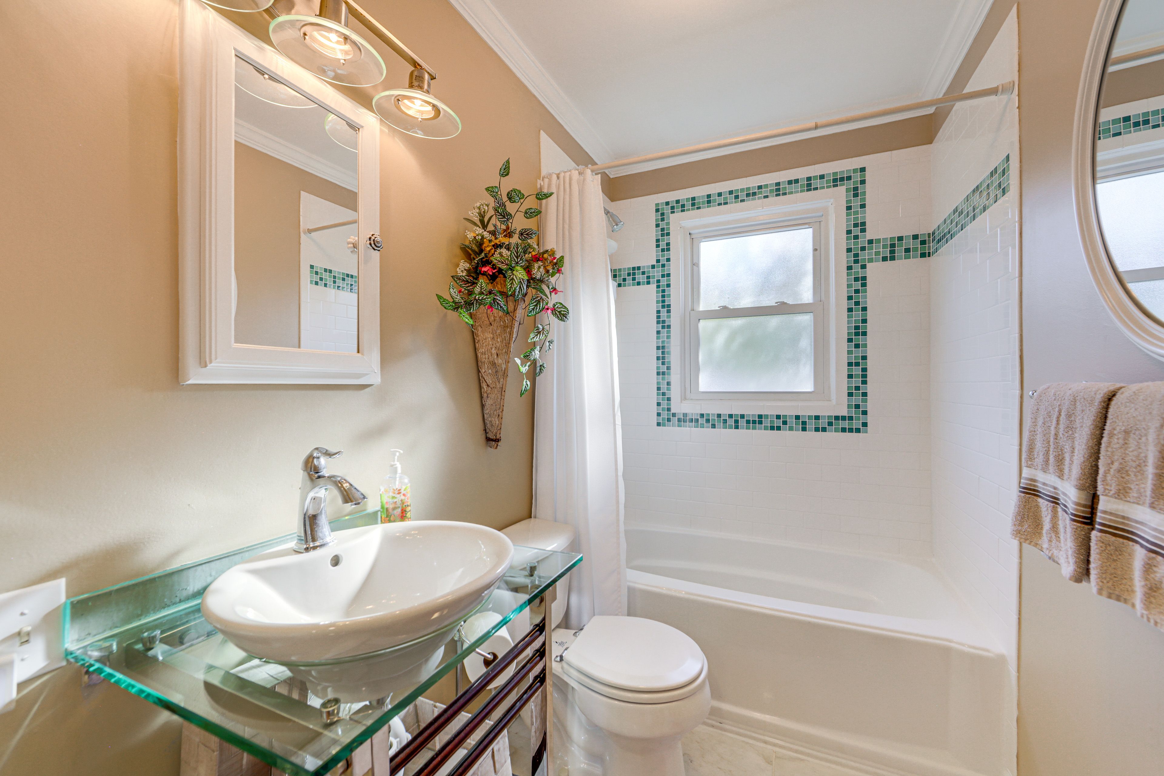 Full Bathroom | Towels Provided