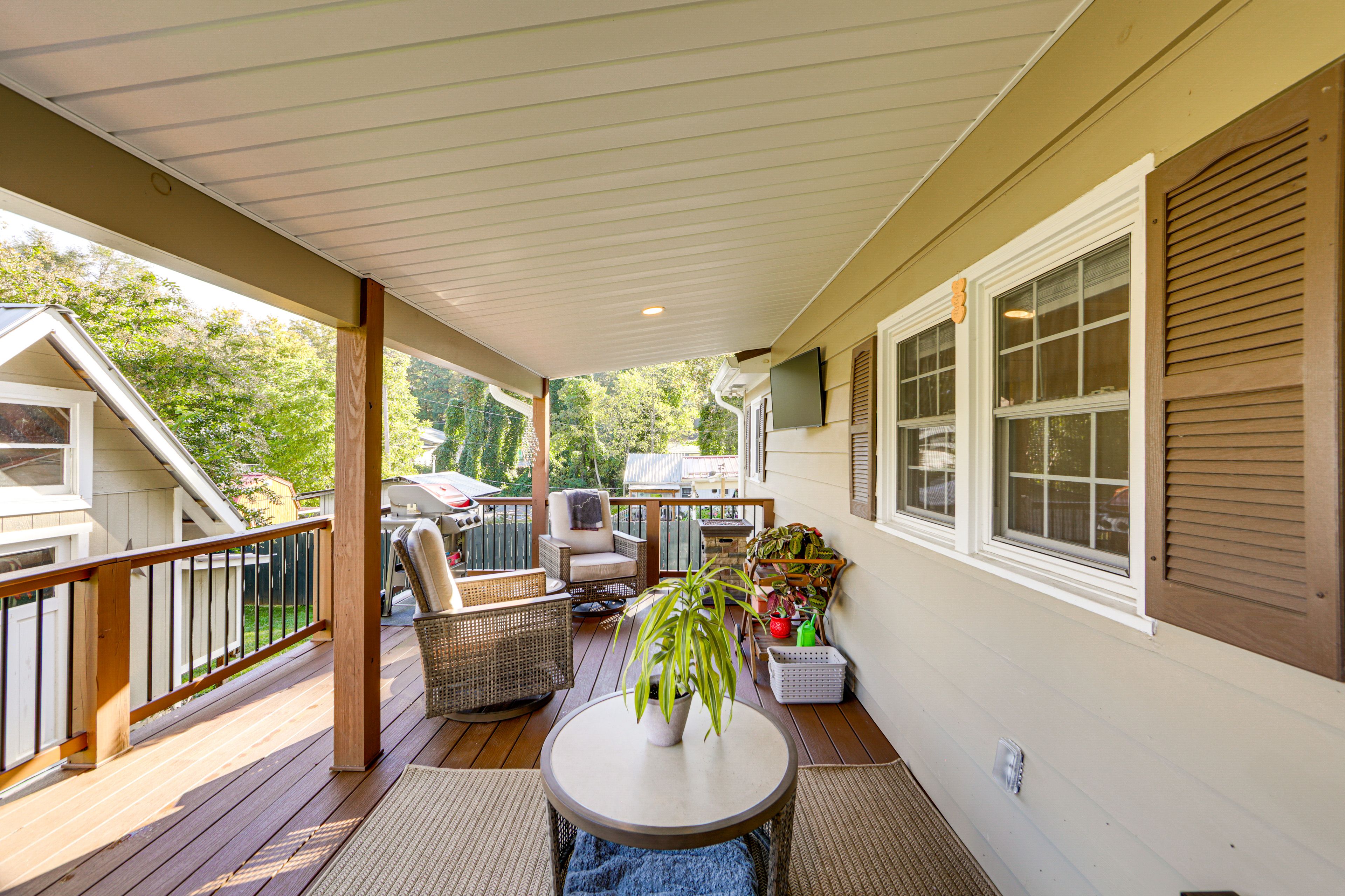 Furnished Deck | Gas Grill