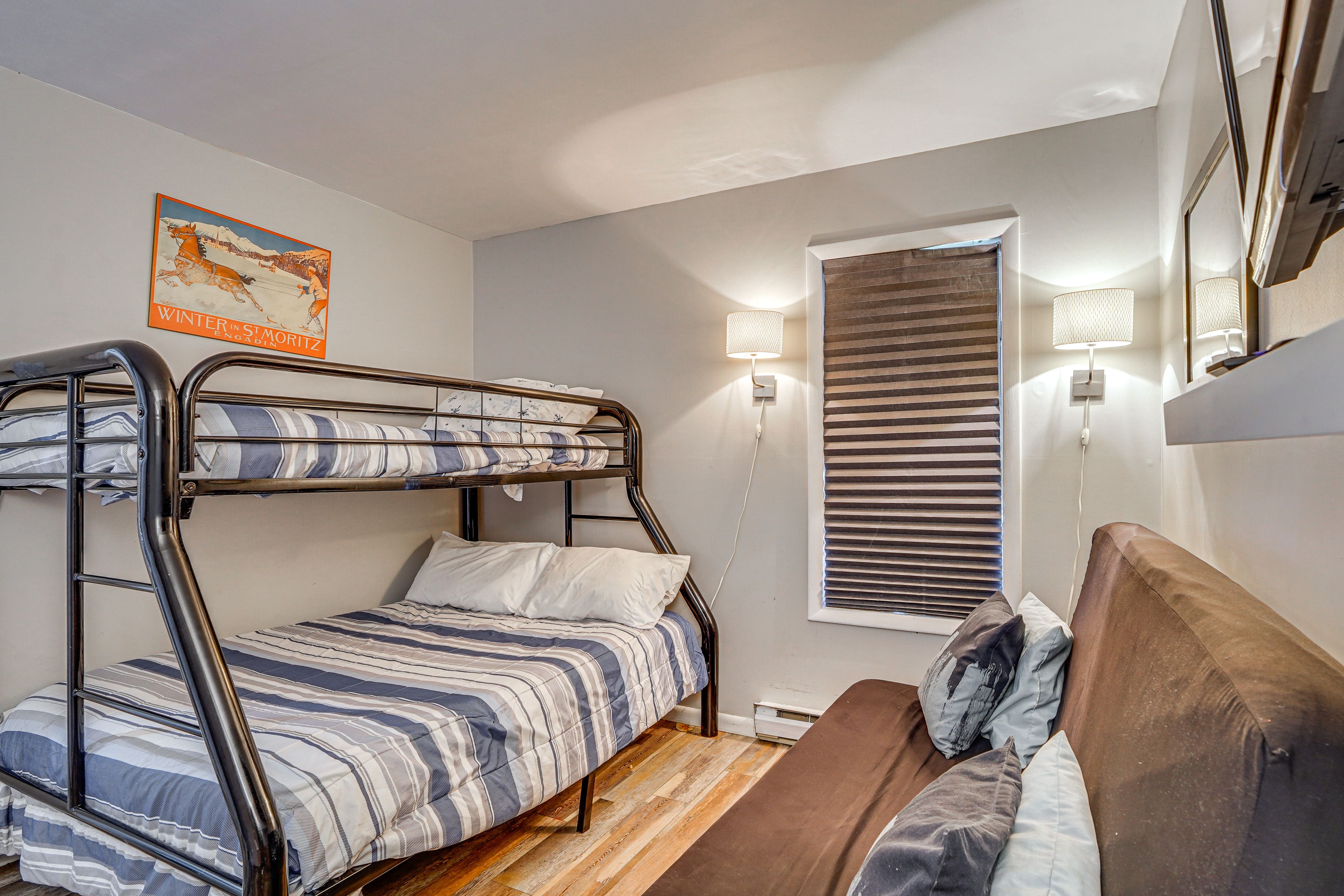Bedroom 2 | Twin/Full Bunk Bed