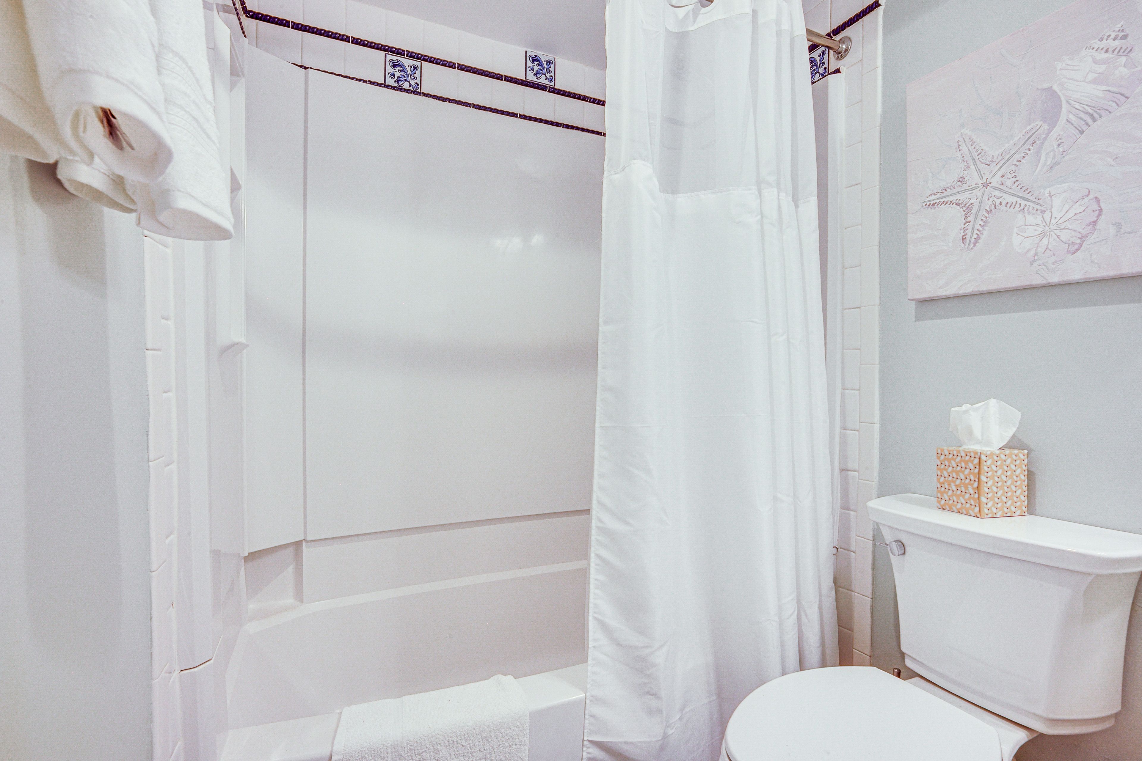 Full Bathroom | Towels Provided