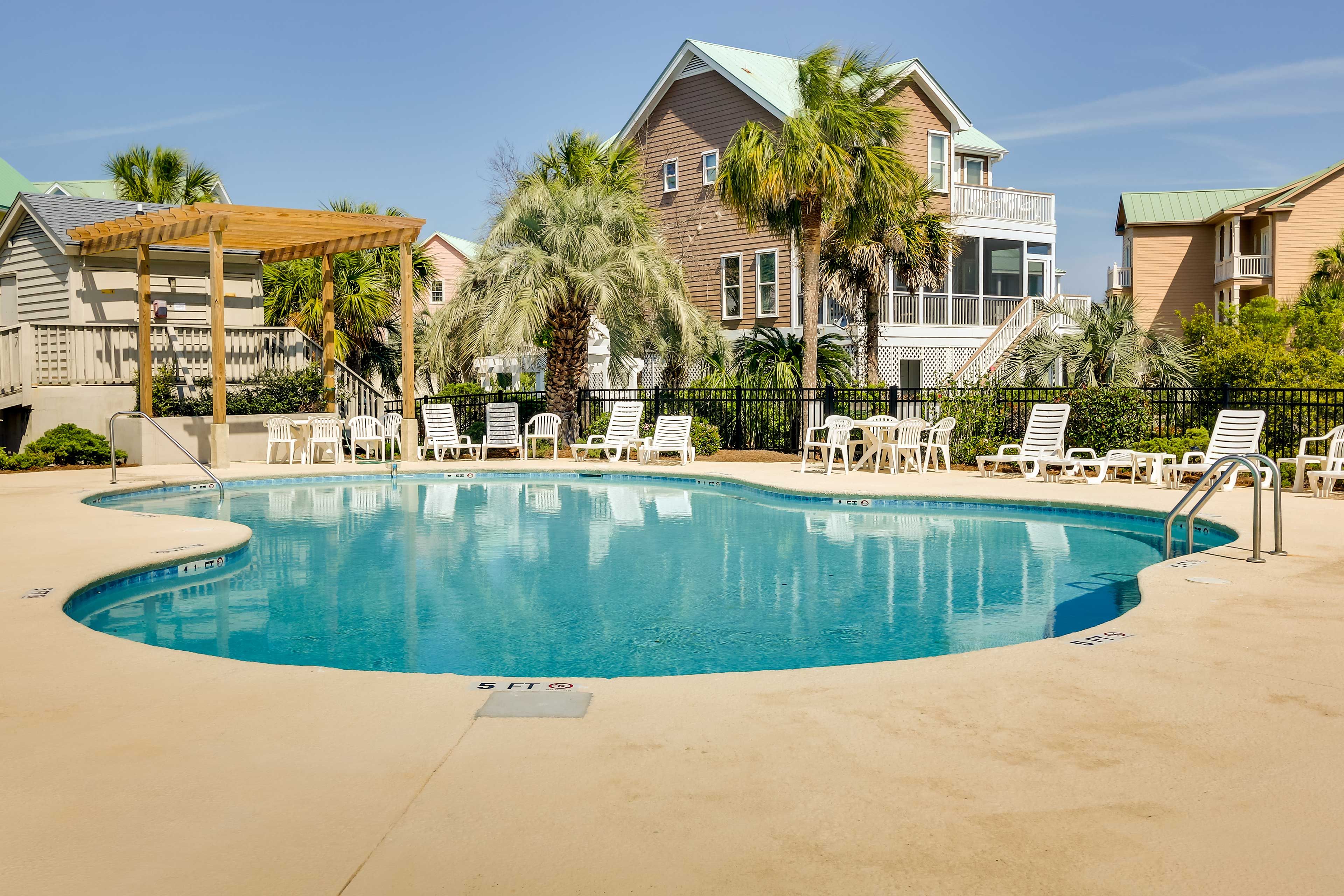 Harbor Island Beach & Racquet Club | Community Pool