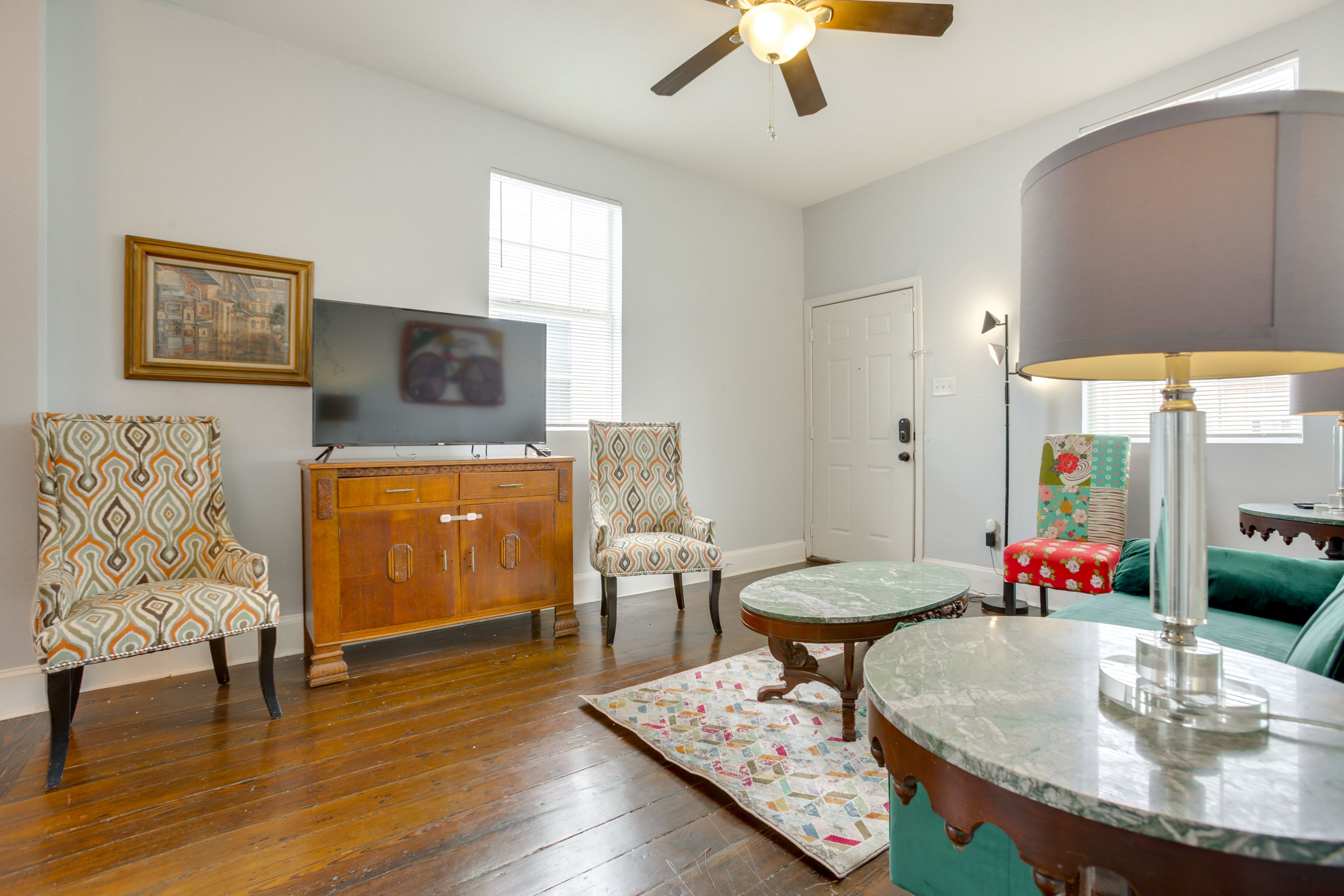 Living Room | Queen Sleeper Sofa | Smart TV | Free WiFi