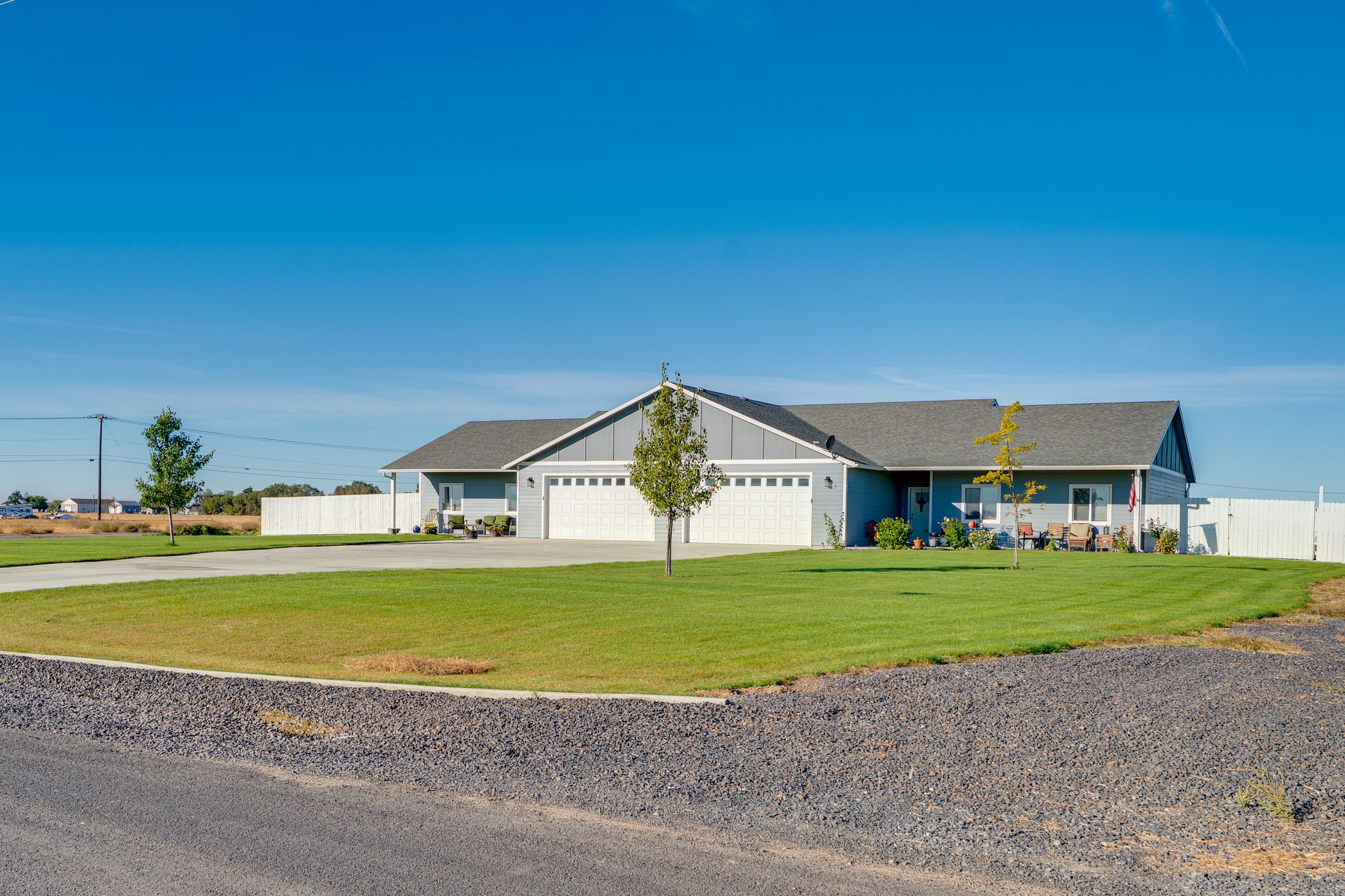 Parking | Garage (2 Vehicles) | Driveway (2 Vehicles)