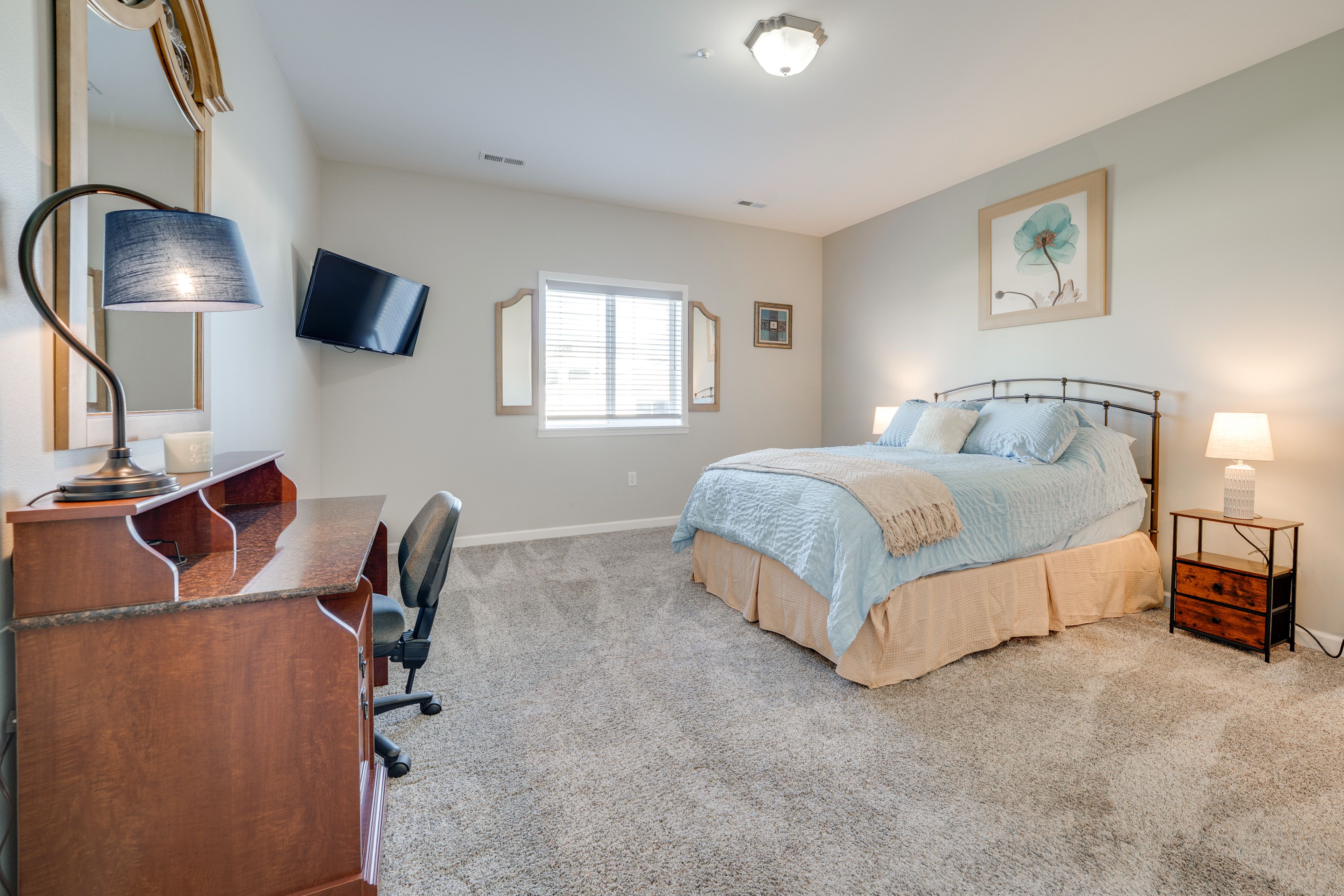 Bedroom 1 | Queen Bed