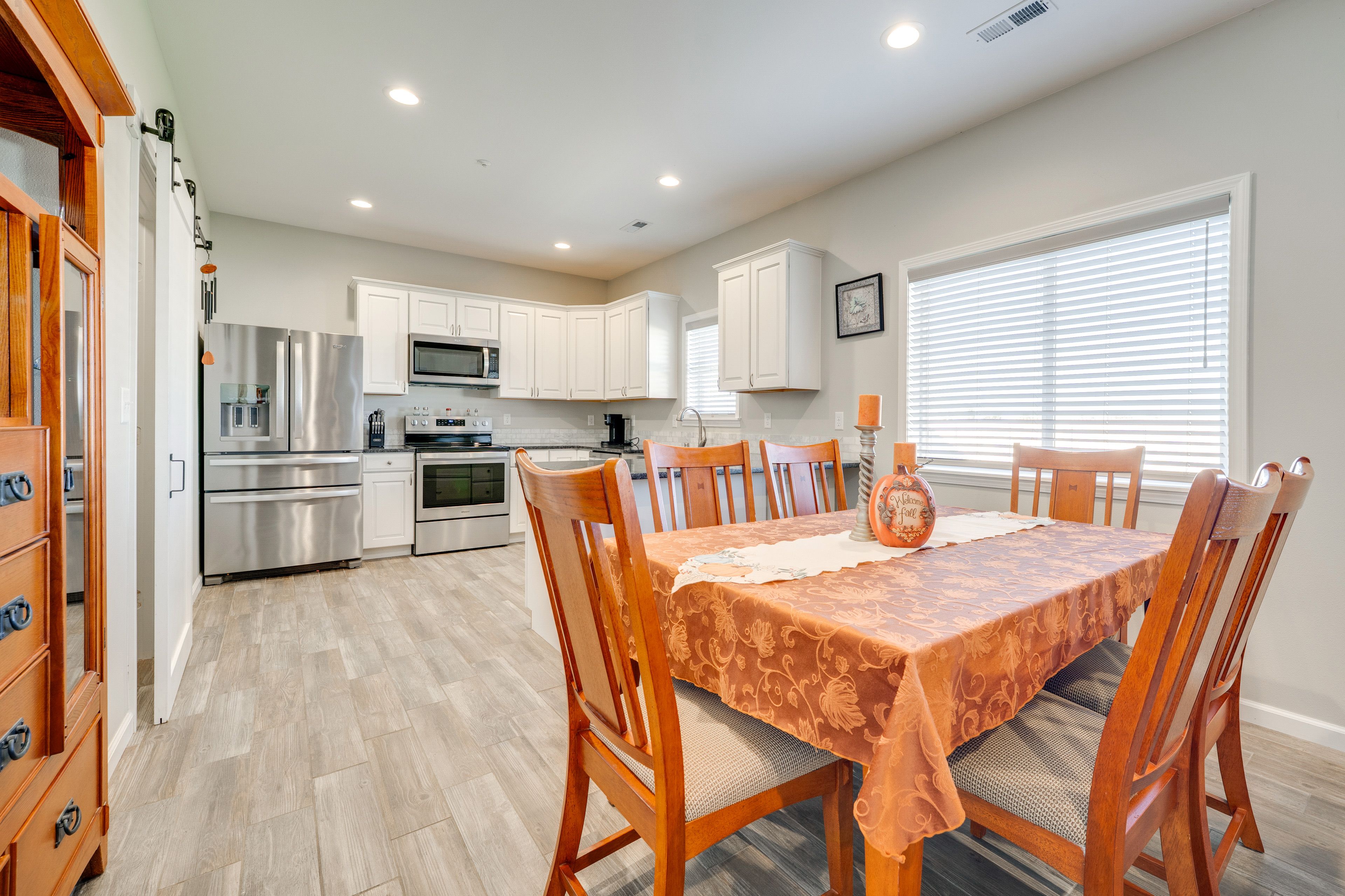 Dining Table | Dishware & Flatware