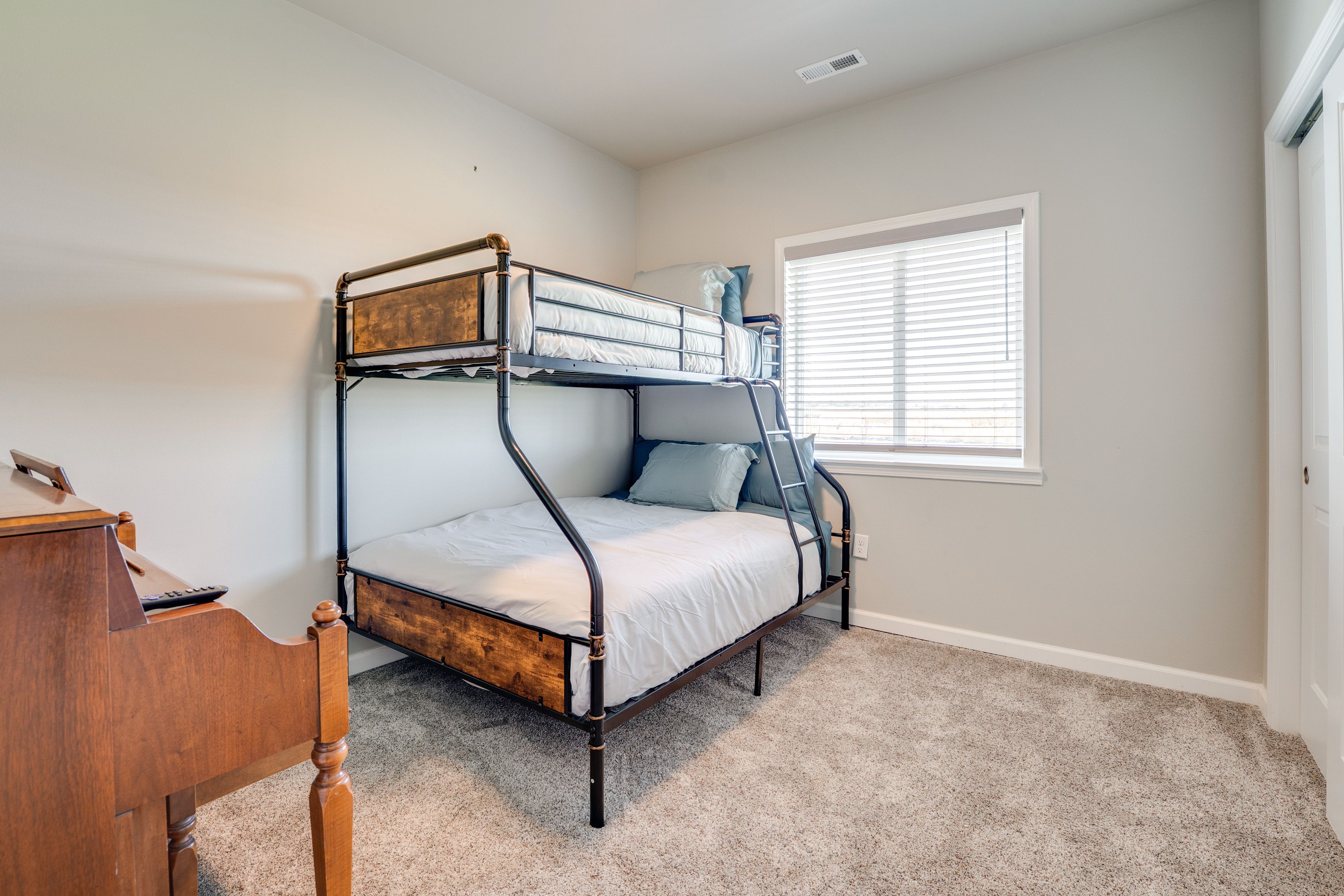 Bedroom 3 | Twin/Full Bunk Bed