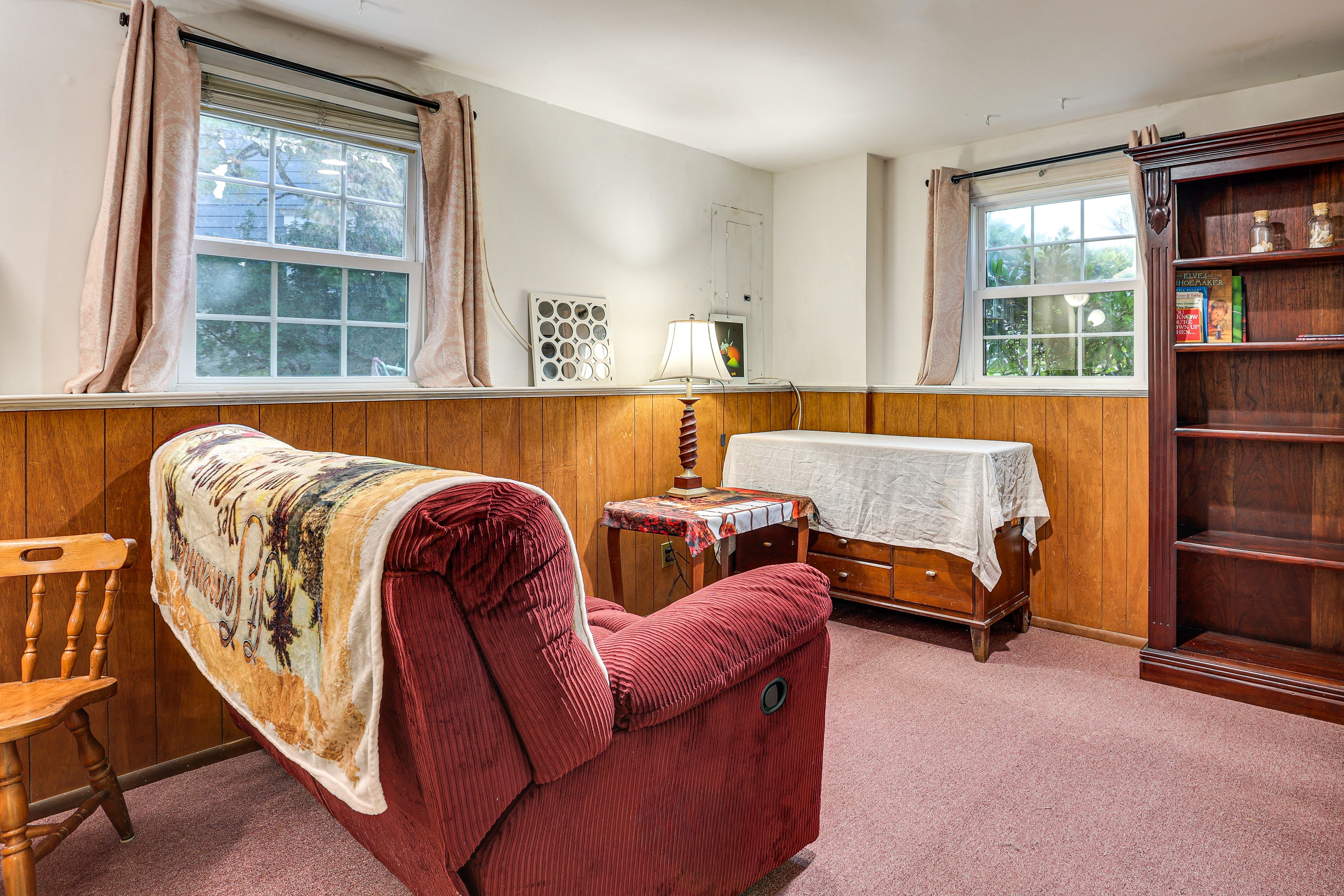 Living Room | Twin Bed | Books | Free WiFi