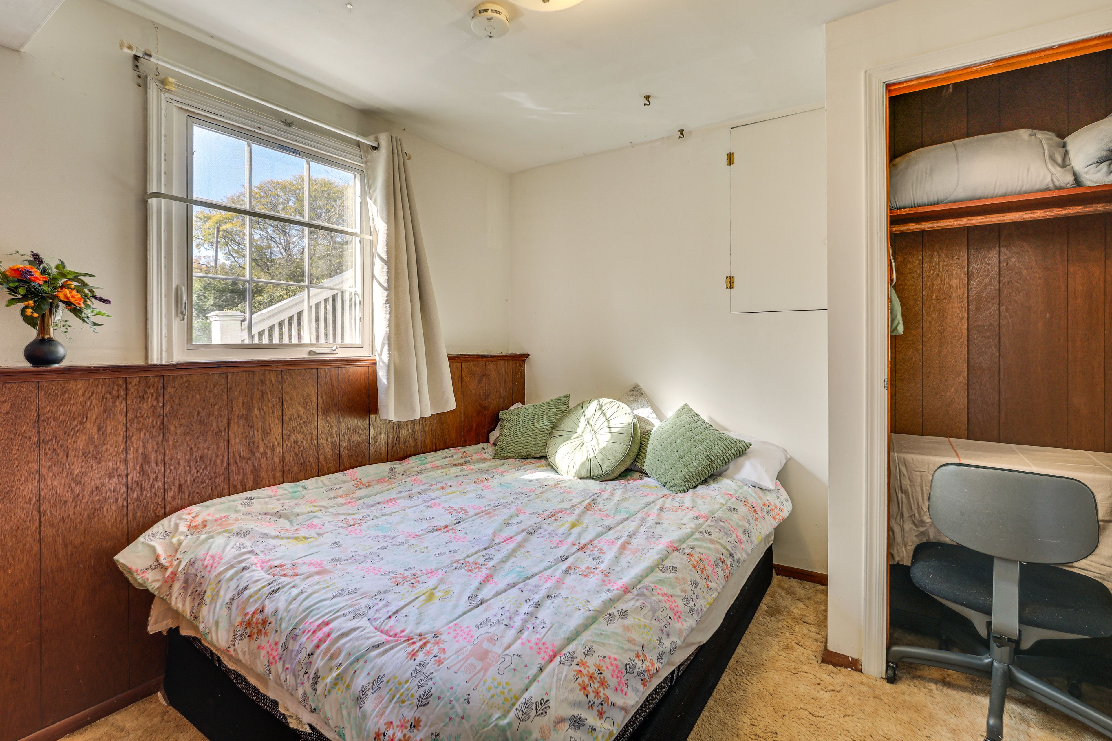 Bedroom | Queen Bed | Smart TV