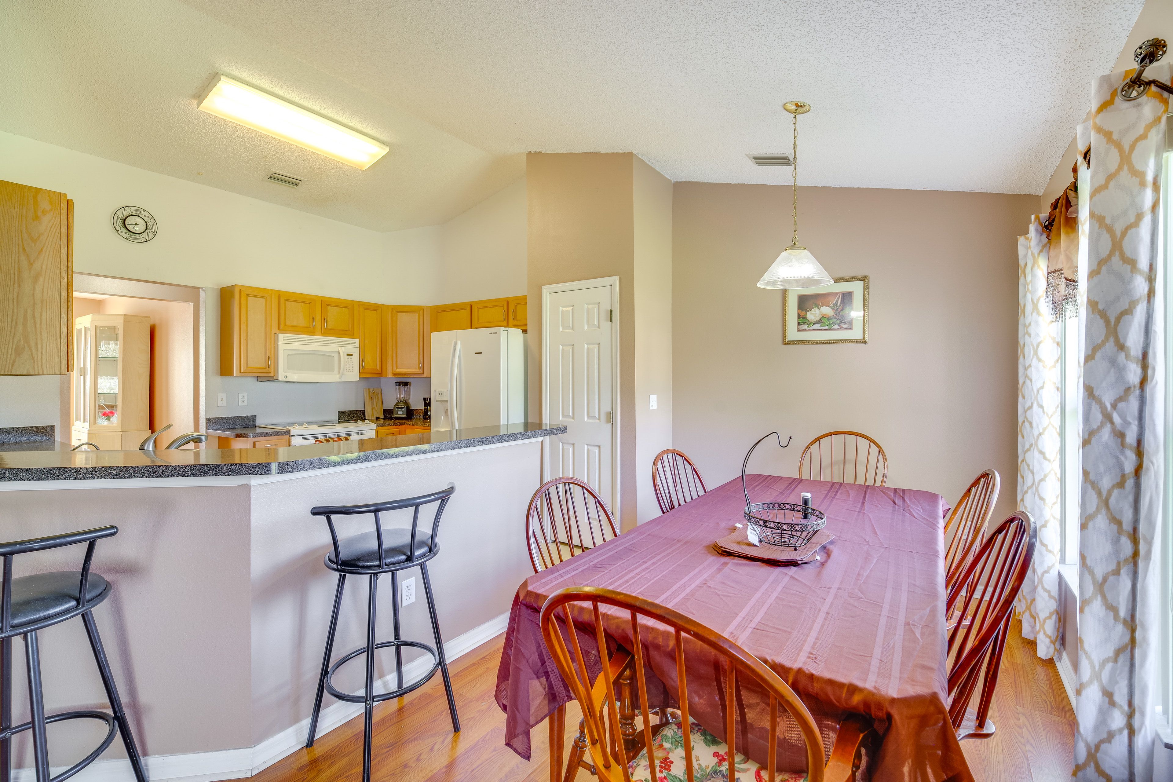 Dining Area | Dishware/Flatware Provided
