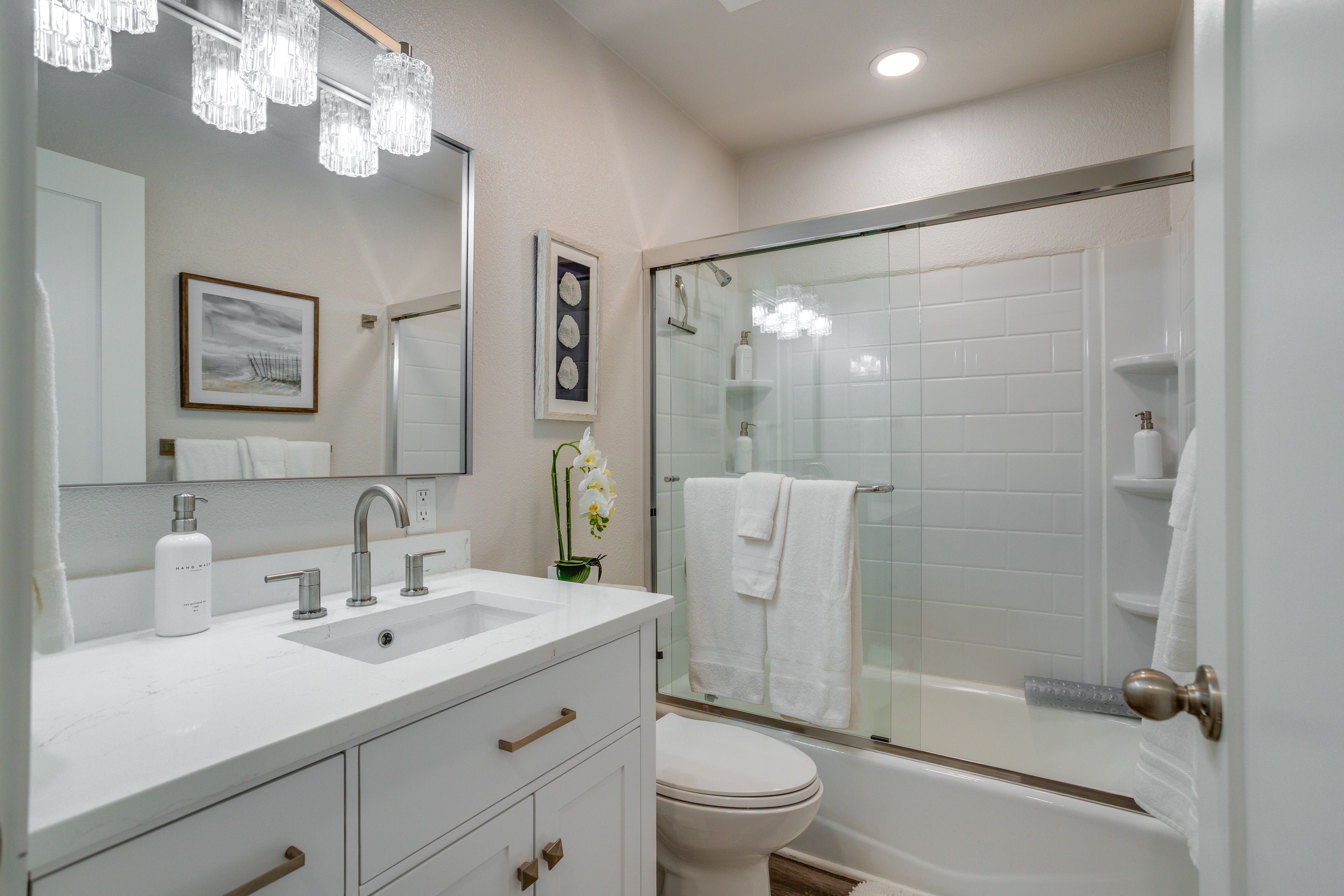 Full Bathroom | Towels & Linens Provided