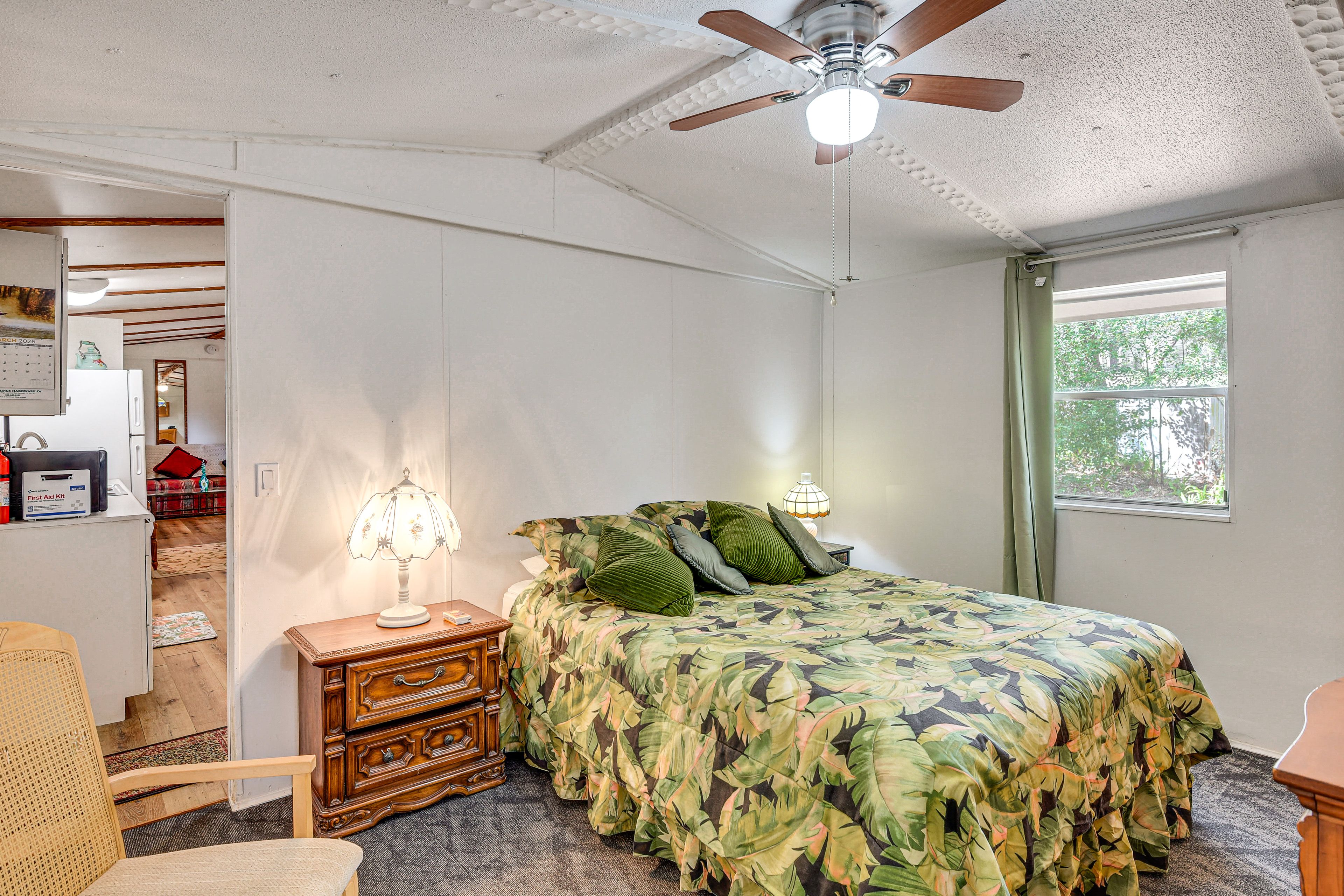 Bedroom 1 | Queen Bed