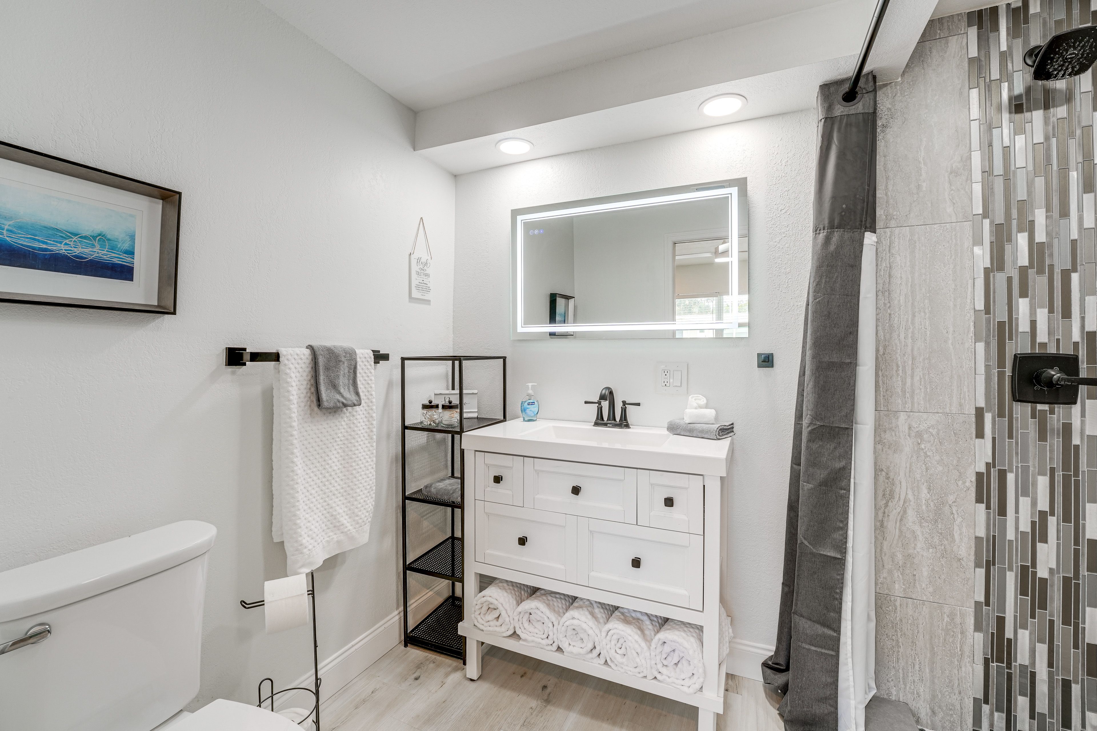 Full Bathroom | Towels Provided