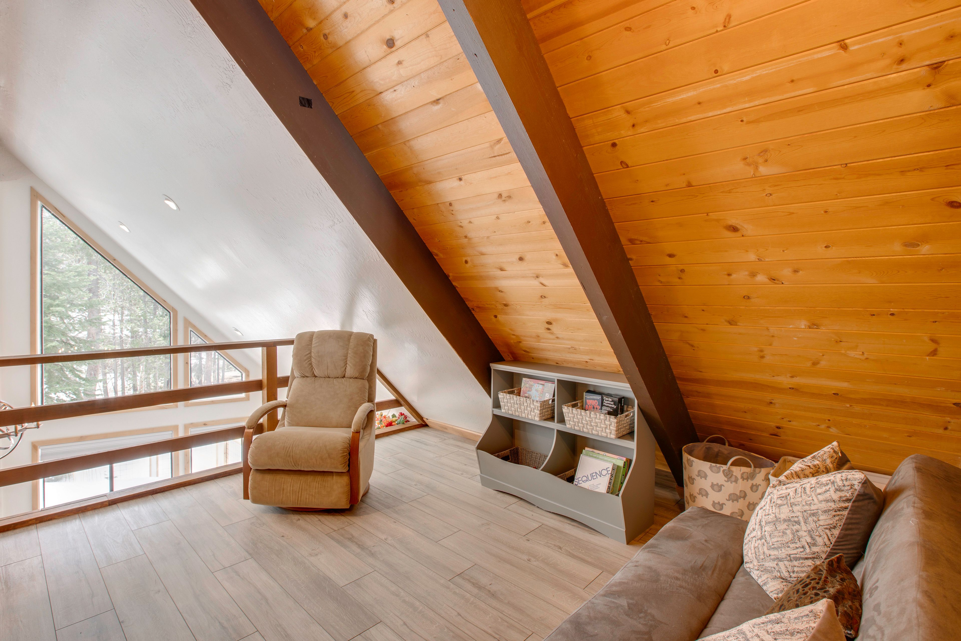 Loft | 2 Full Beds | Full Sleeper Sofa | 2nd Floor