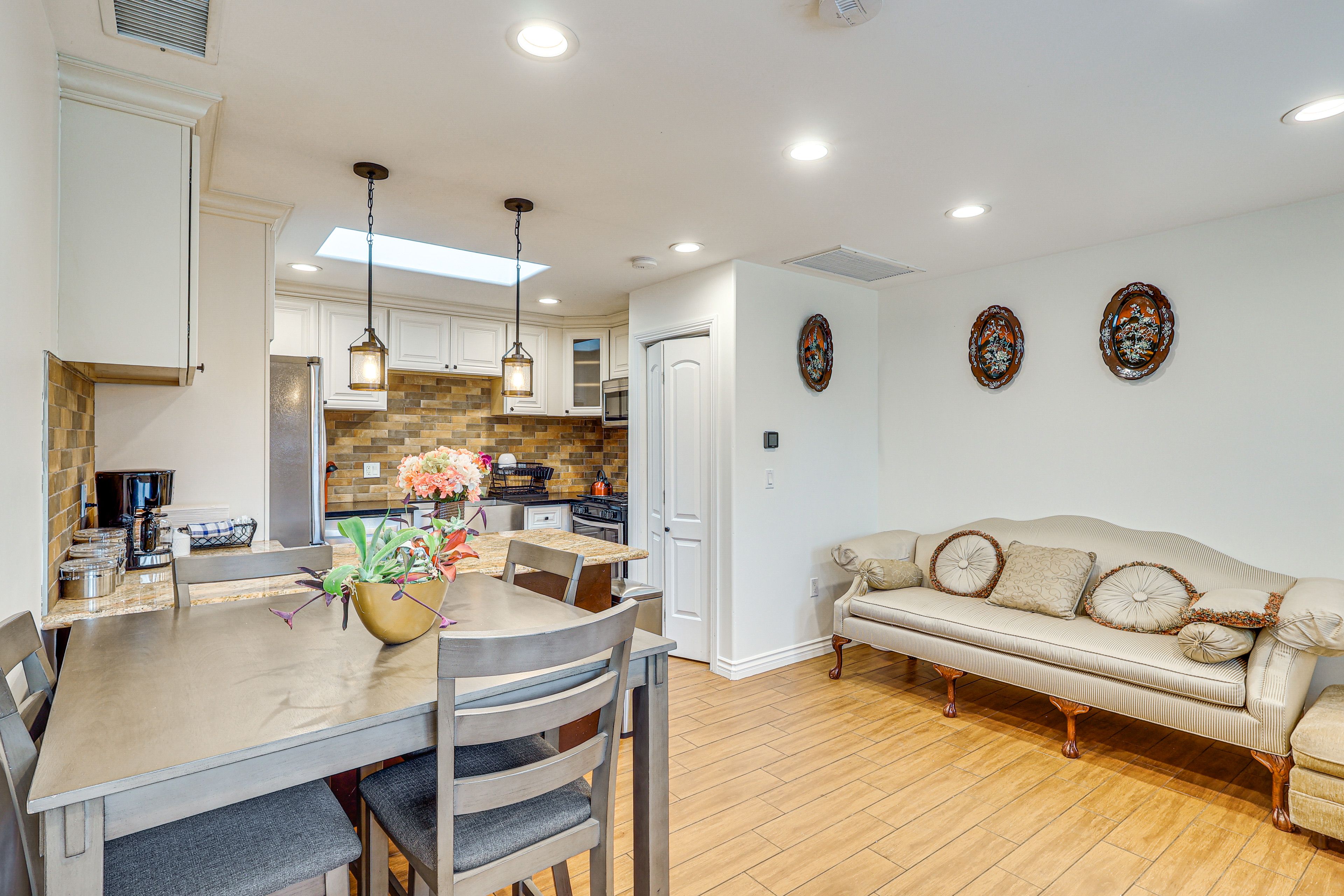 Dining Area | Dishware/Flatware Provided