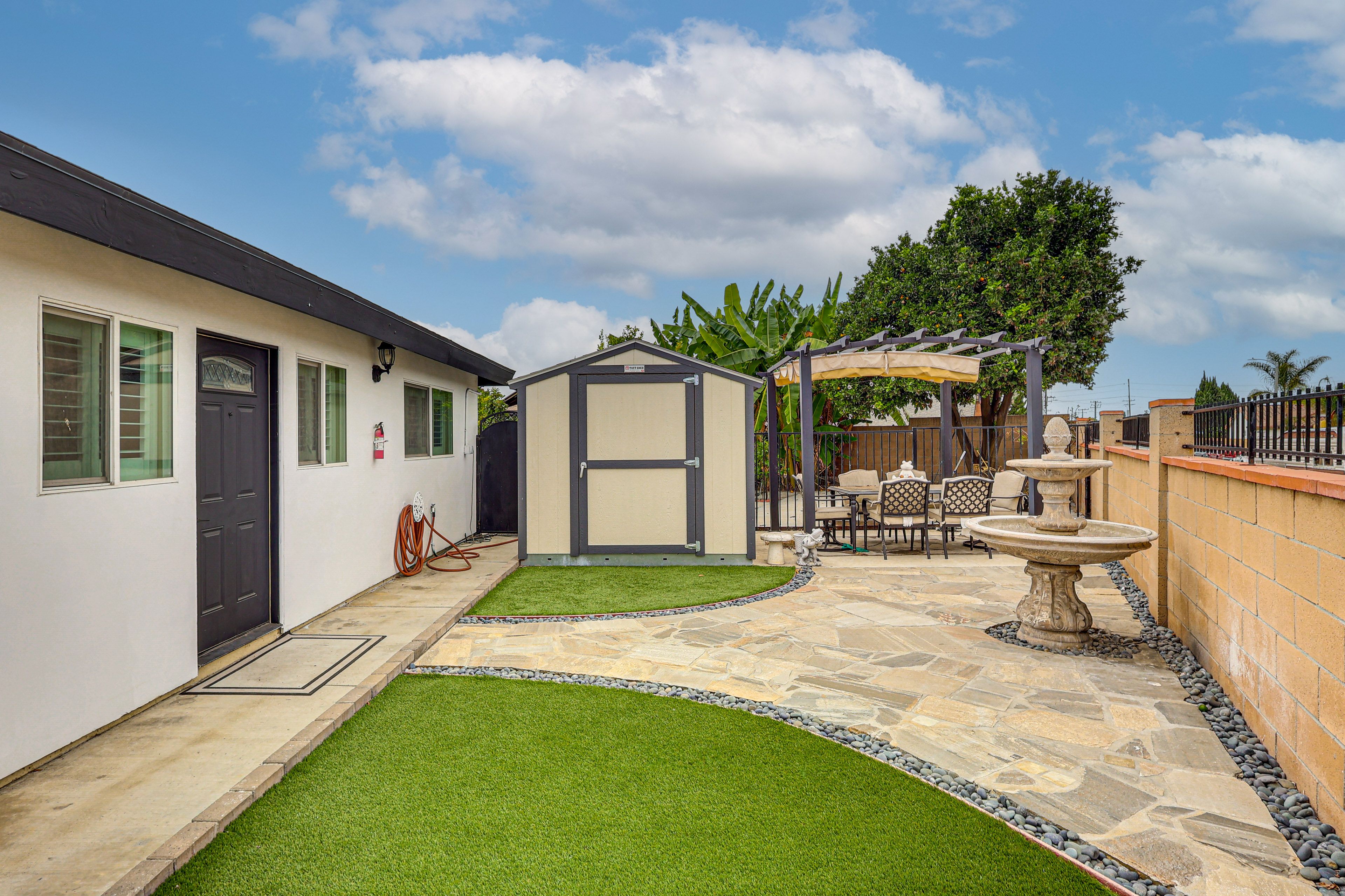 Private Yard | Patio | Outdoor Dining Set