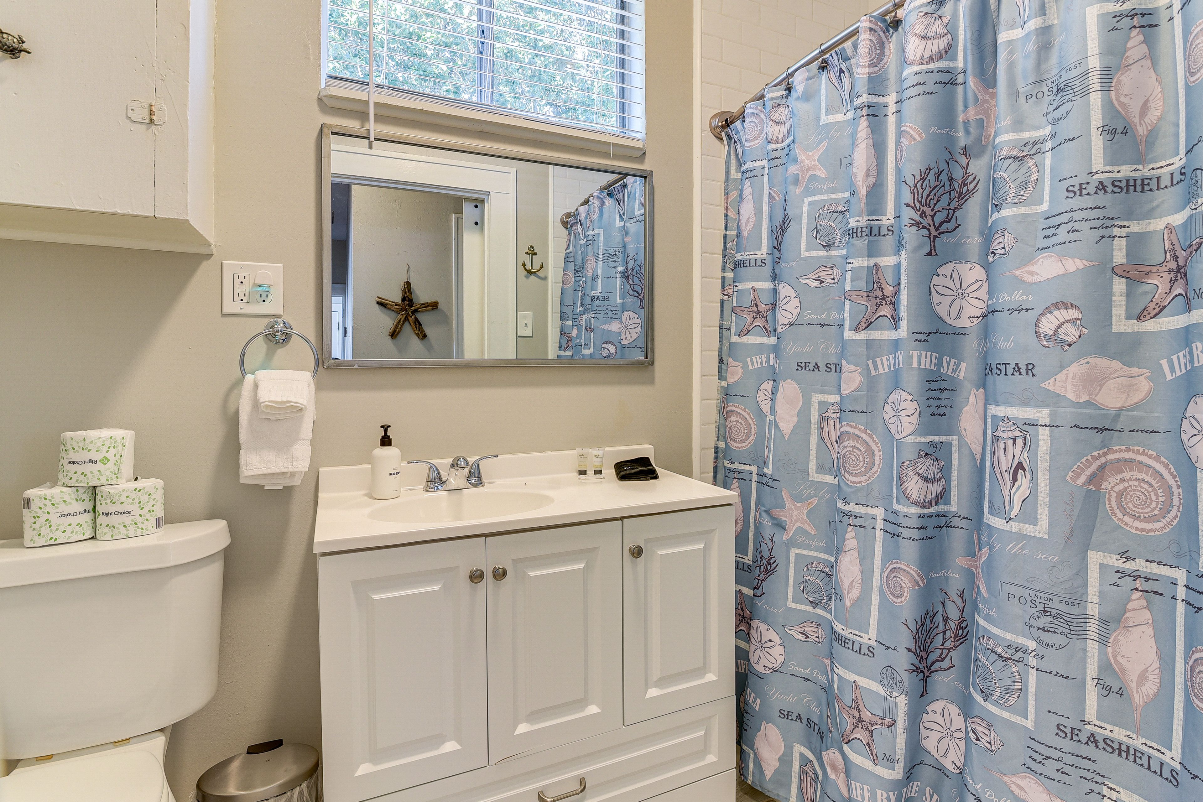 Full Bathroom | Towels Provided