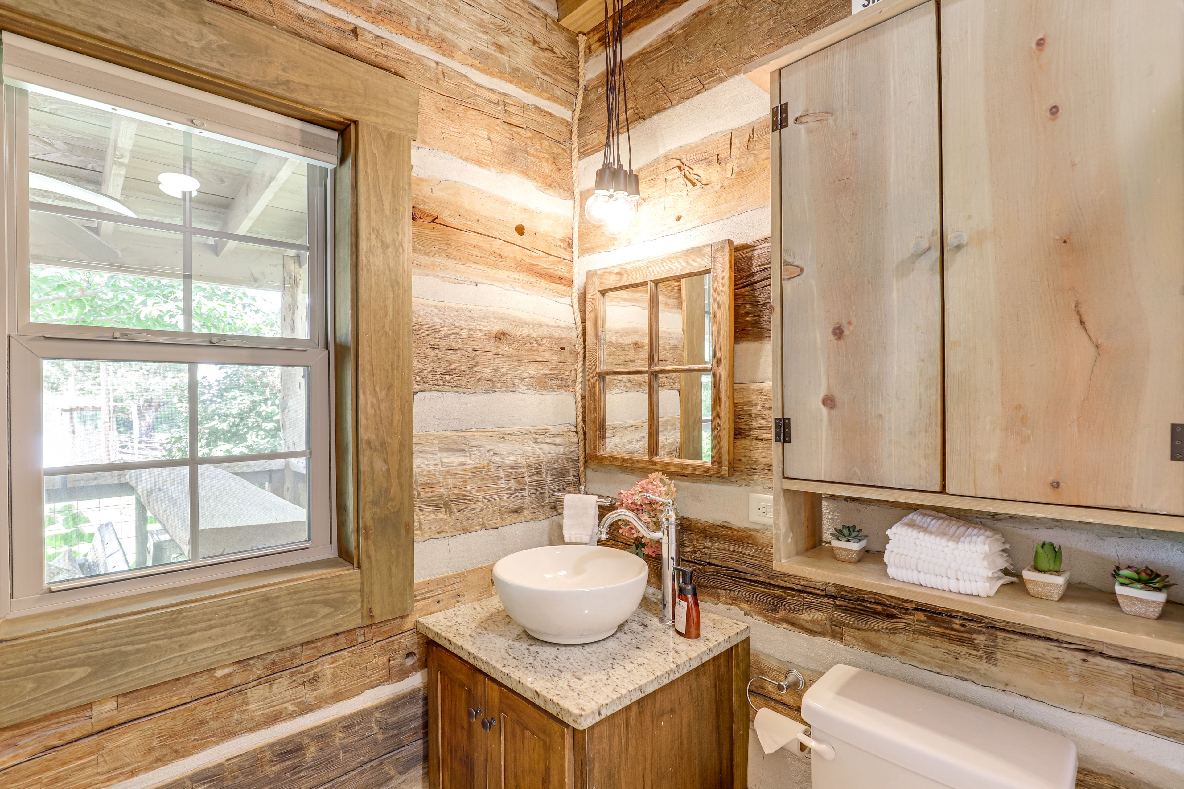 Full Bathroom | Towels Provided | 1st Floor