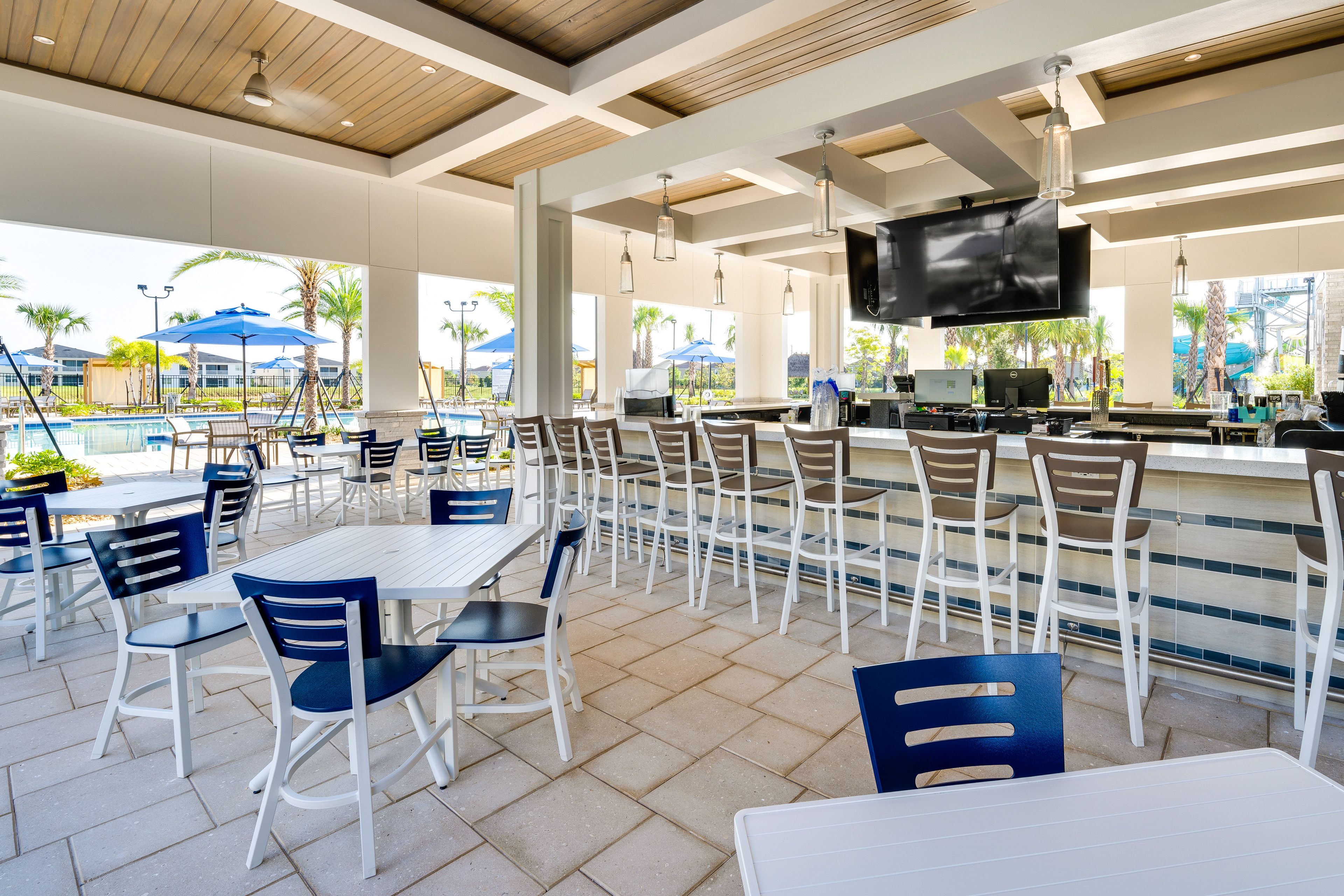 Community Amenities | Poolside Bar & Restaurant