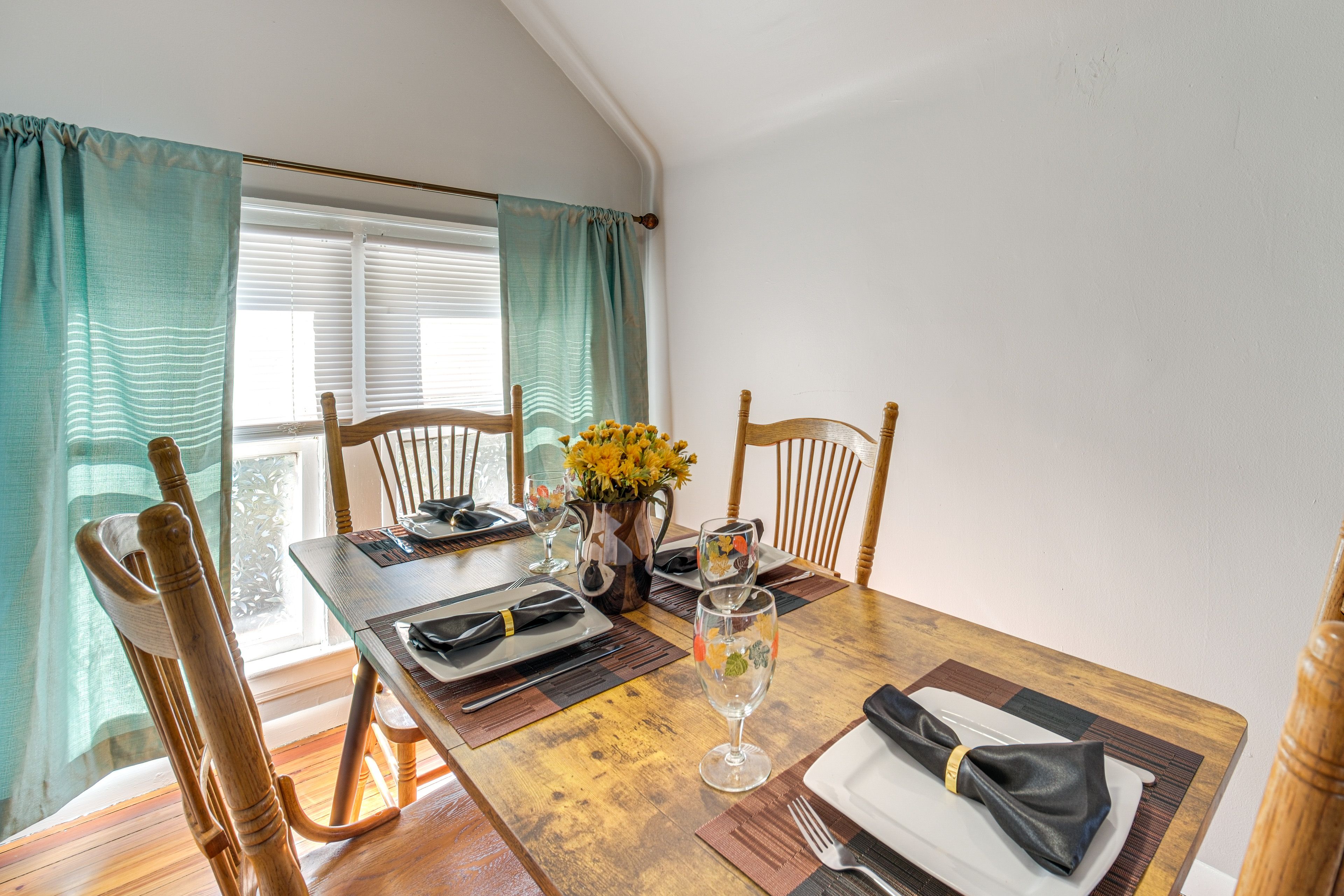 Dining Table | Dishware/Flatware