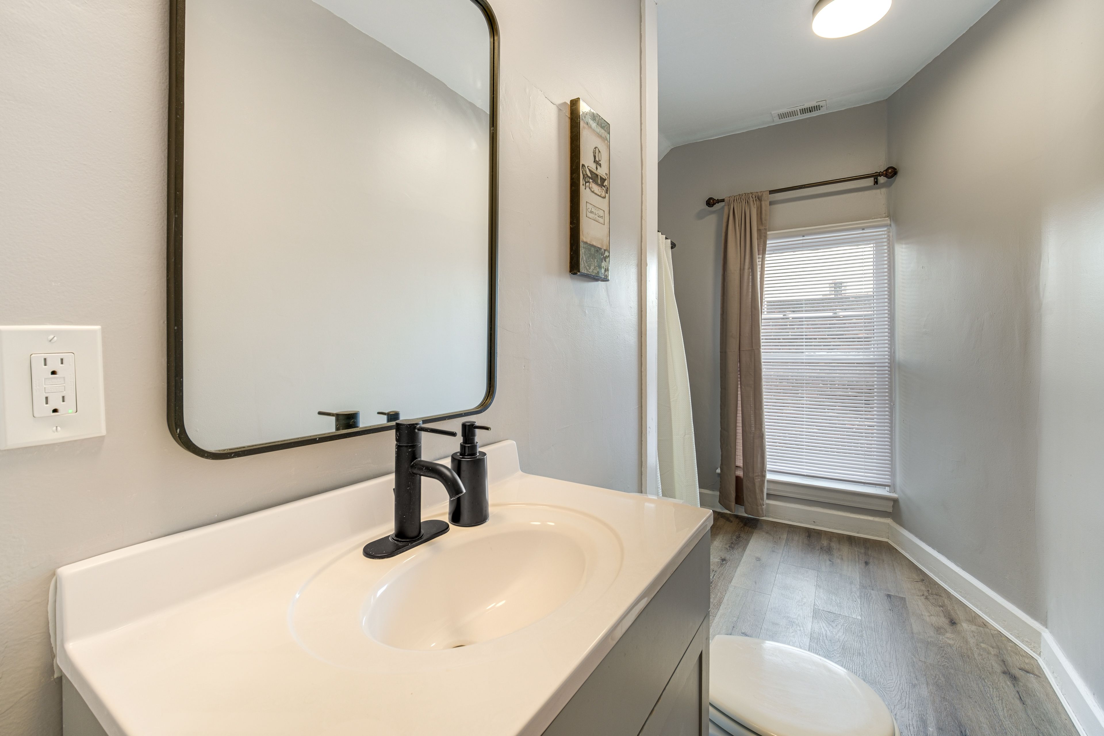 Full Bathroom | Towels Provided