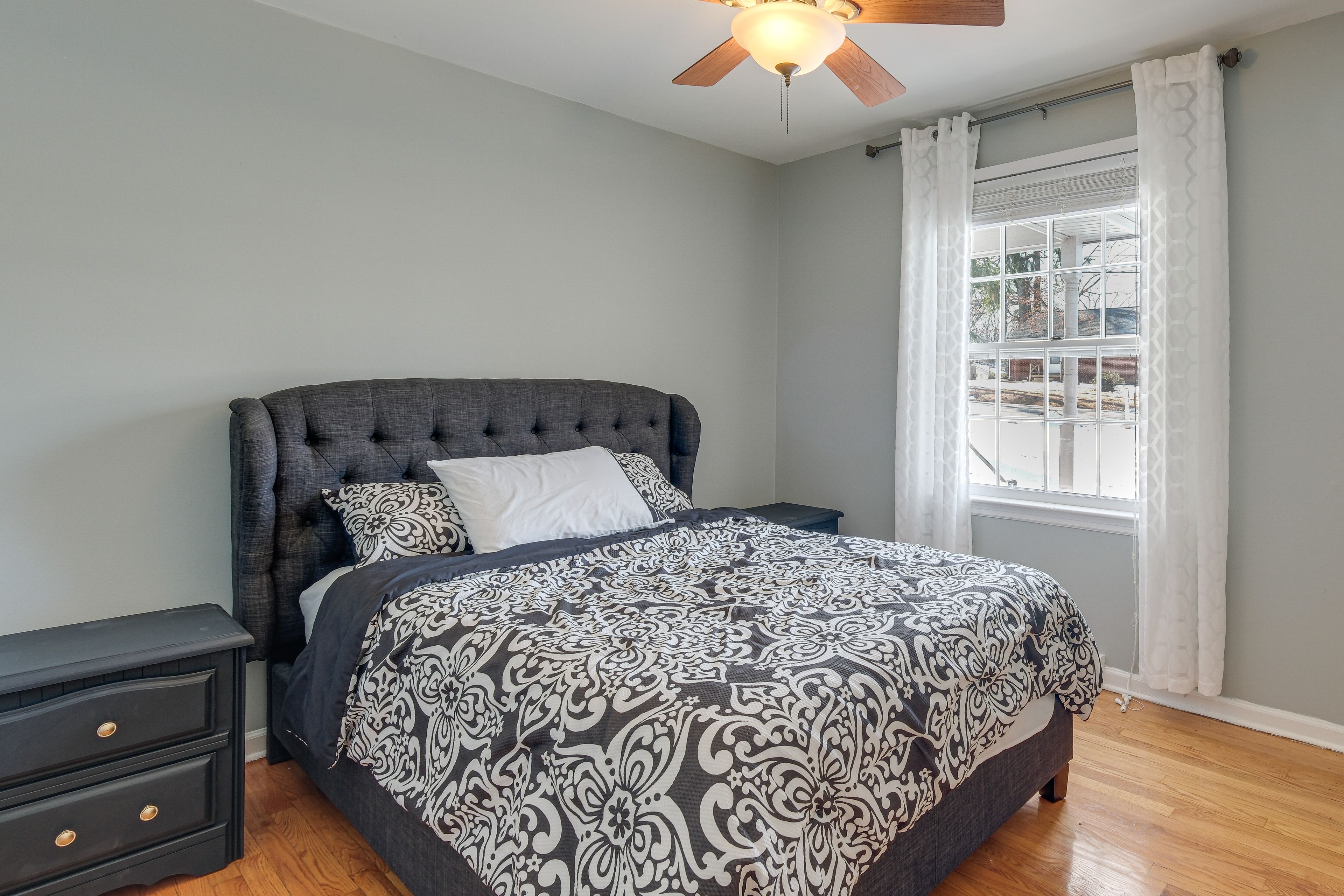 Bedroom 1 | Queen Bed