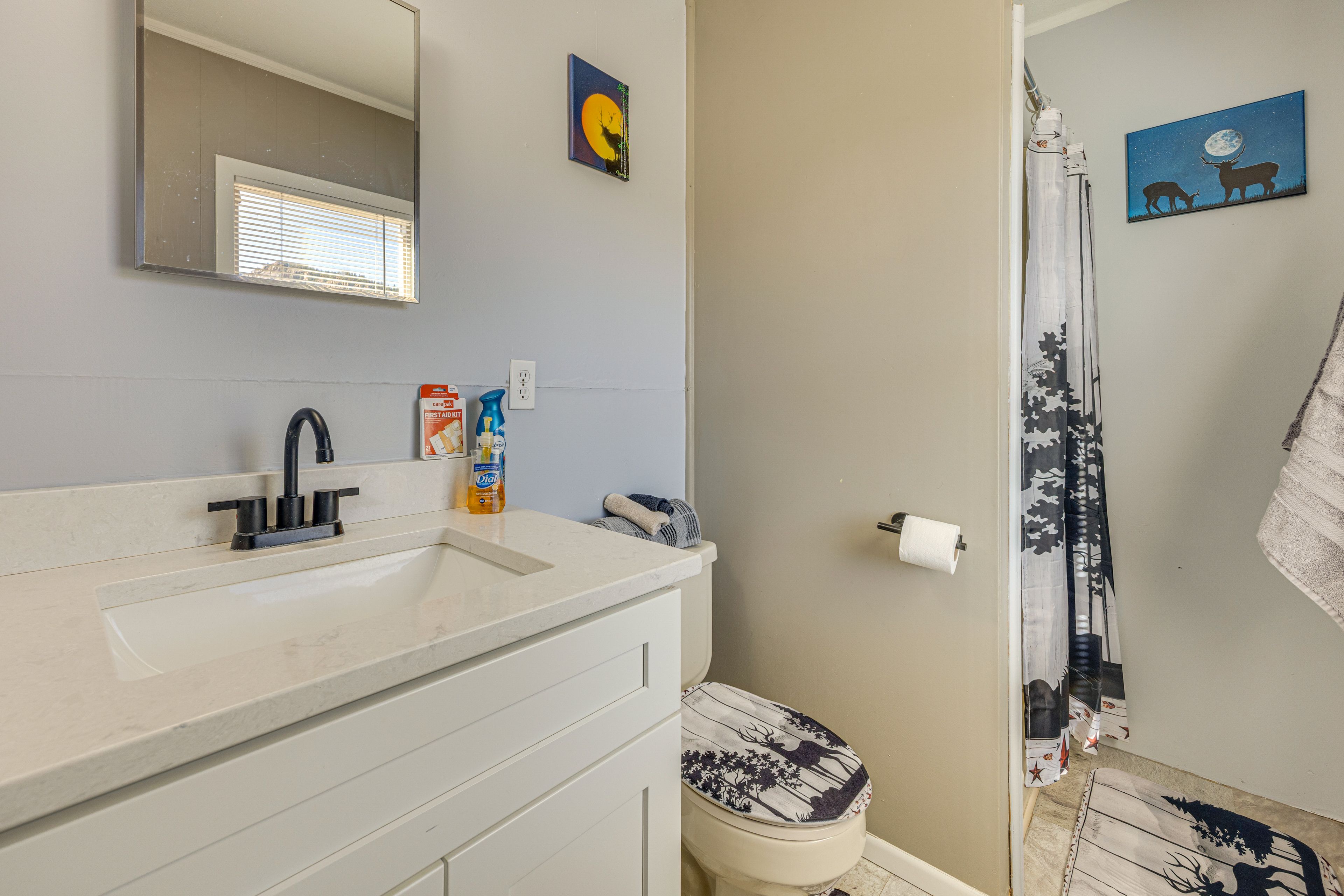 Full Bathroom | Complimentary Toiletries | Towels Provided