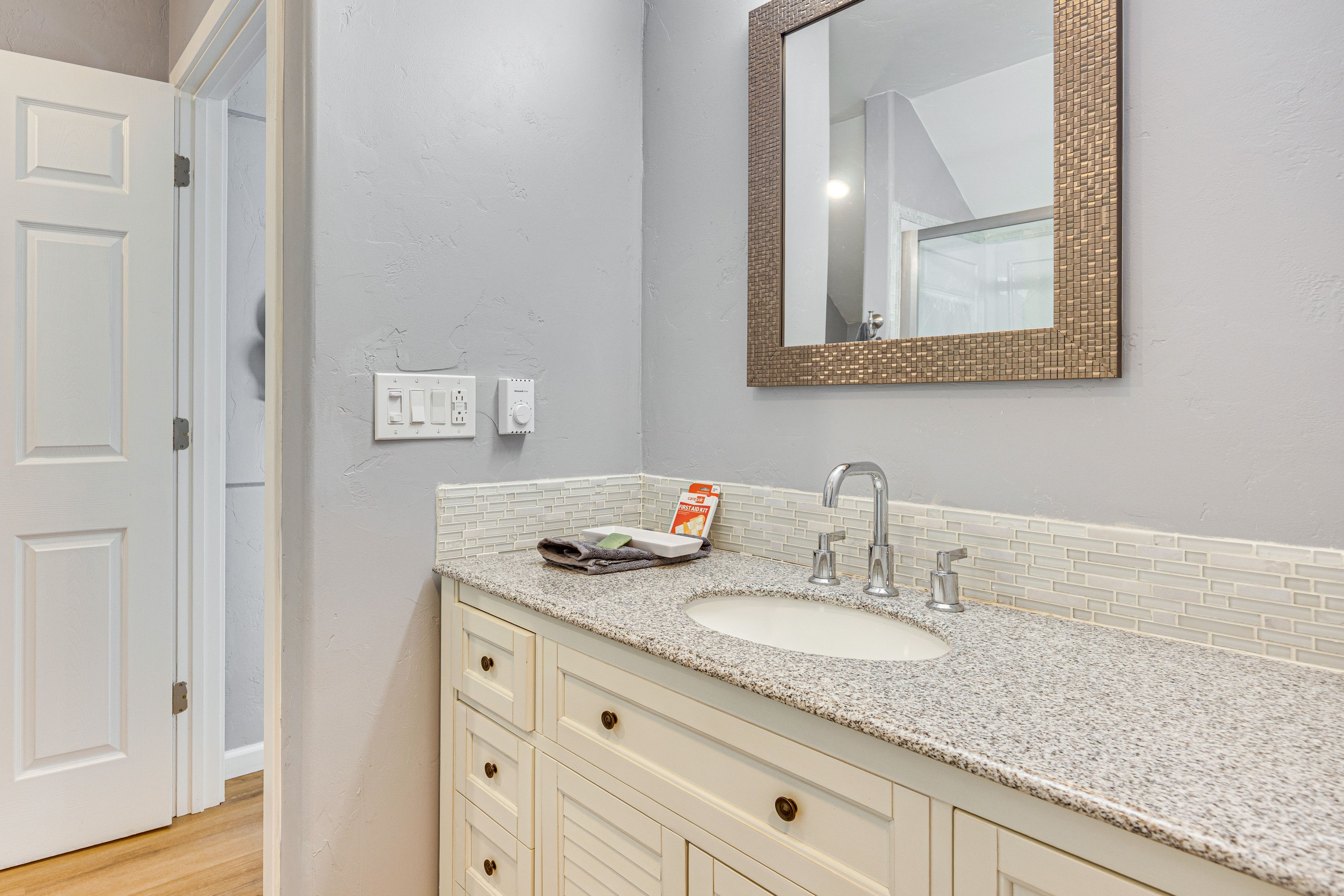 Full Bathroom | Complimentary Toiletries | Towels Provided