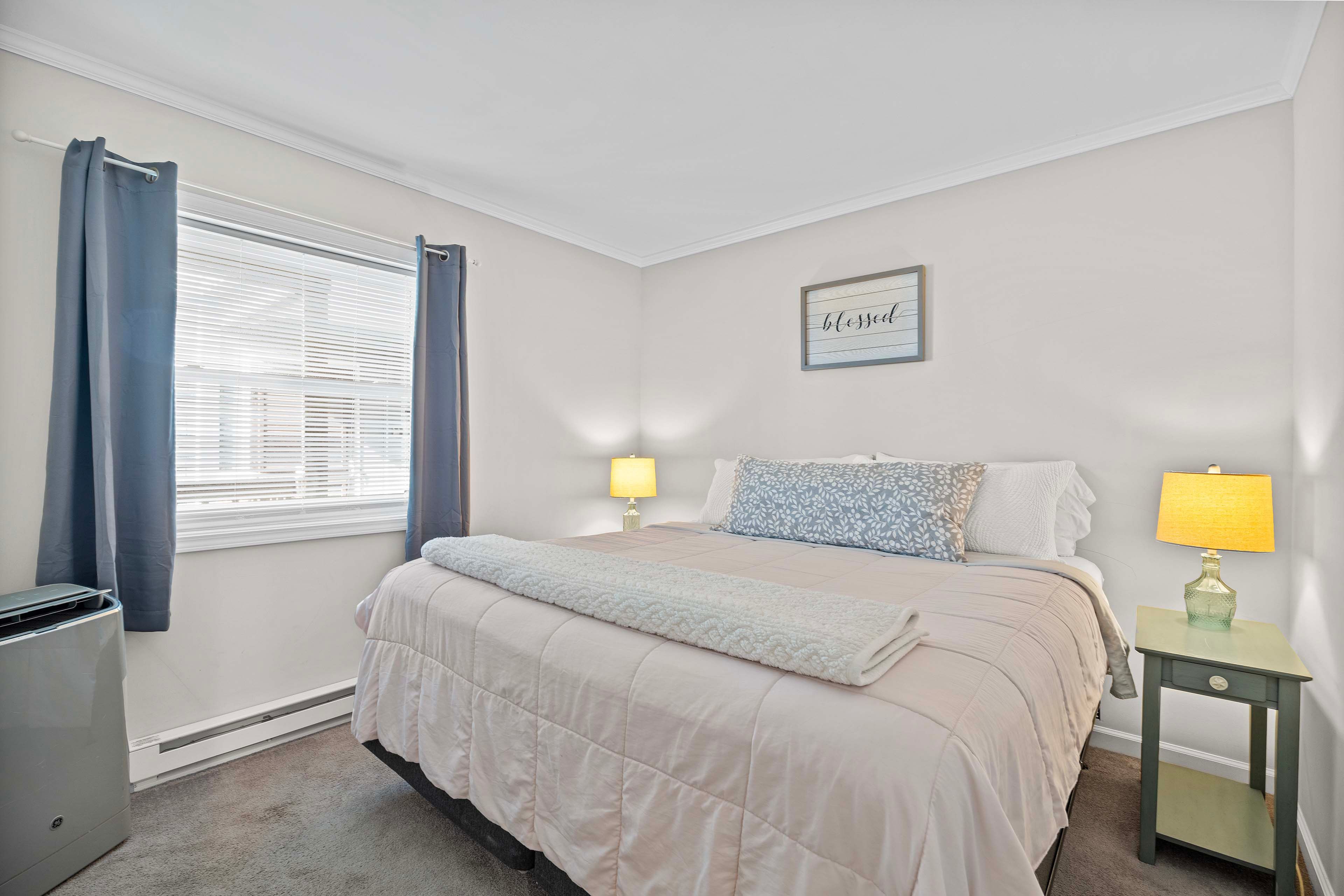 Bedroom | King Bed | Linens Provided