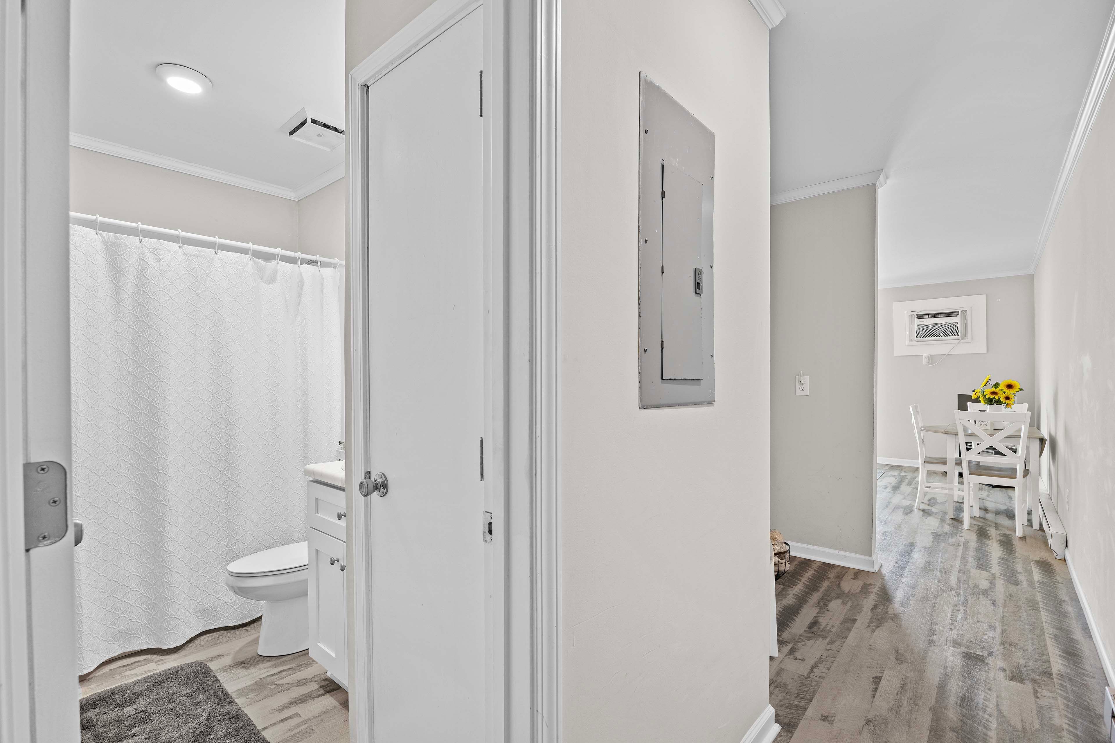 Full Bathroom | Towels Provided