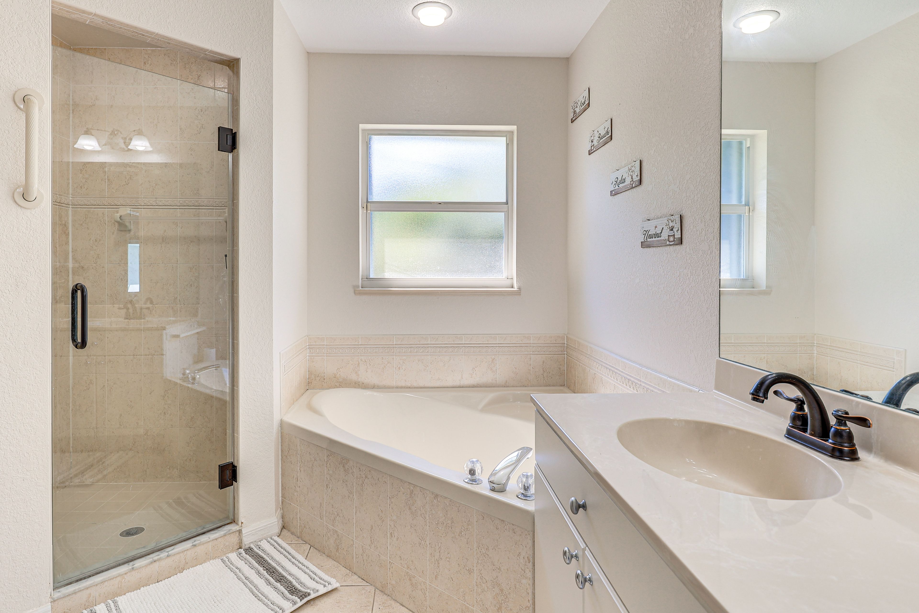 Full Bathroom | Complimentary Toiletries | Towels Provided