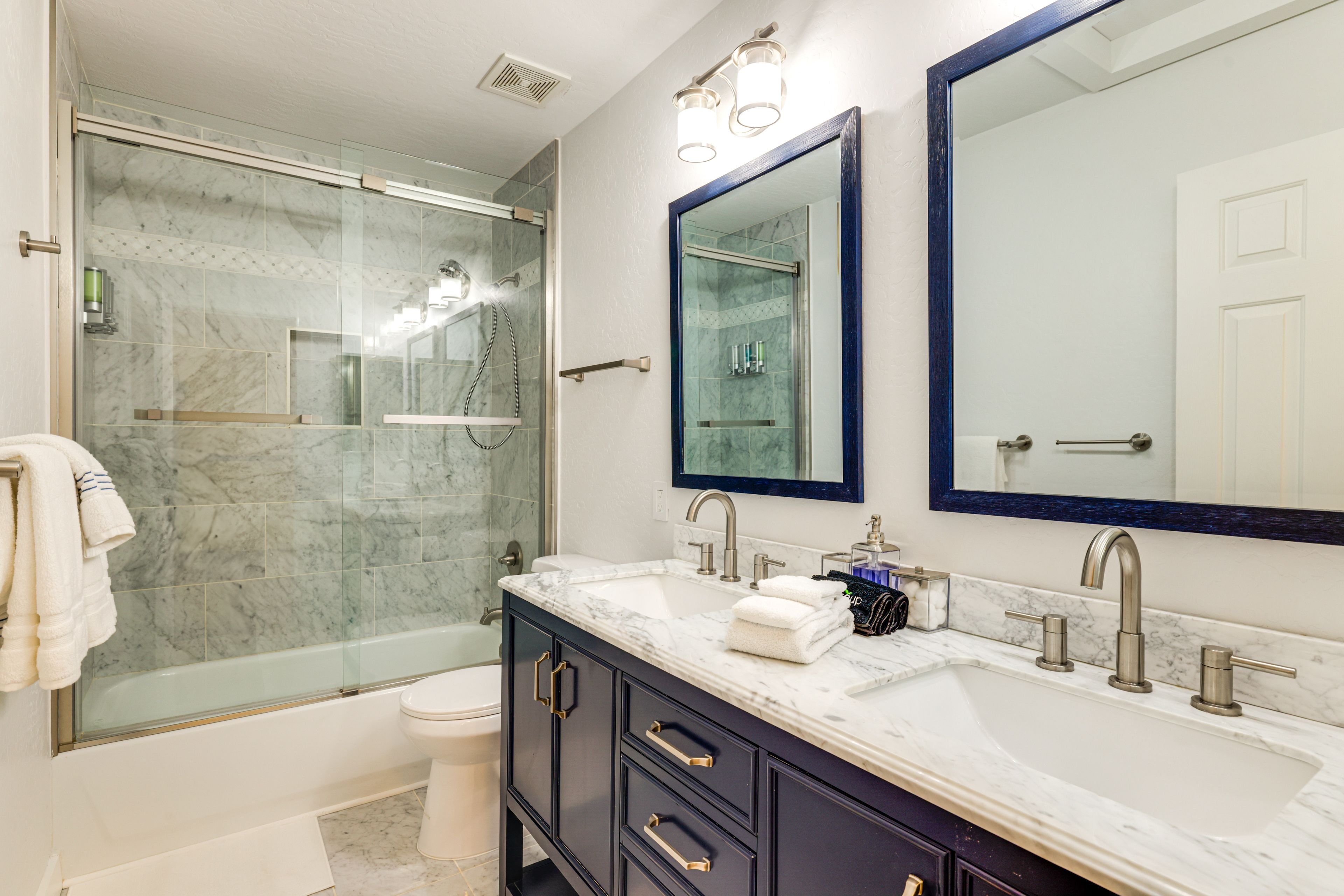 Full Bathroom | 2nd Floor